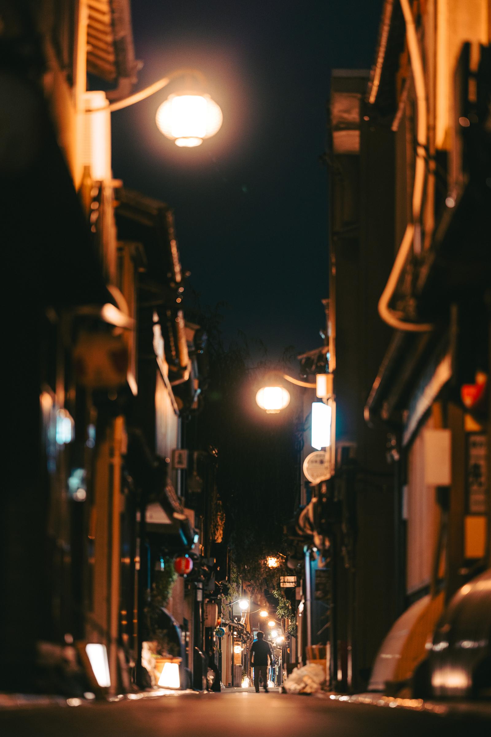 石内都写真集　連夜の街　初版・函付 石内都写真集 連夜の街 初版・函付 - メルカリ