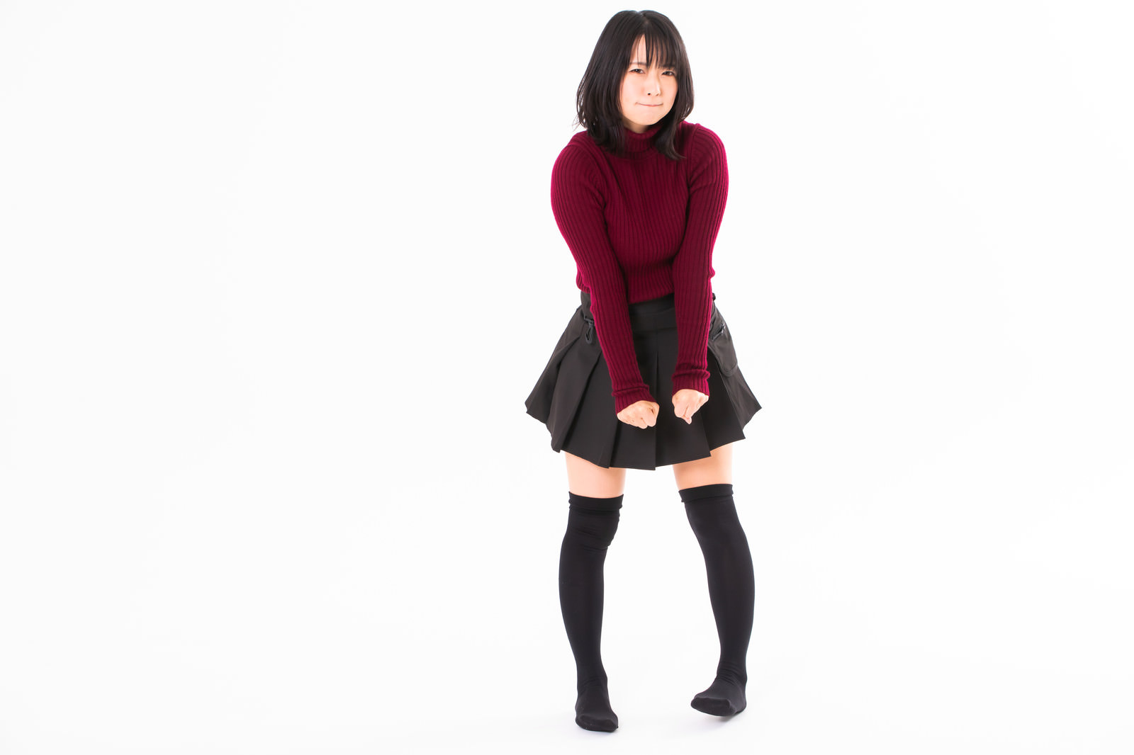 強張った表情で拳を握り怒りを我慢する女性の写真素材 ぱくたそ
