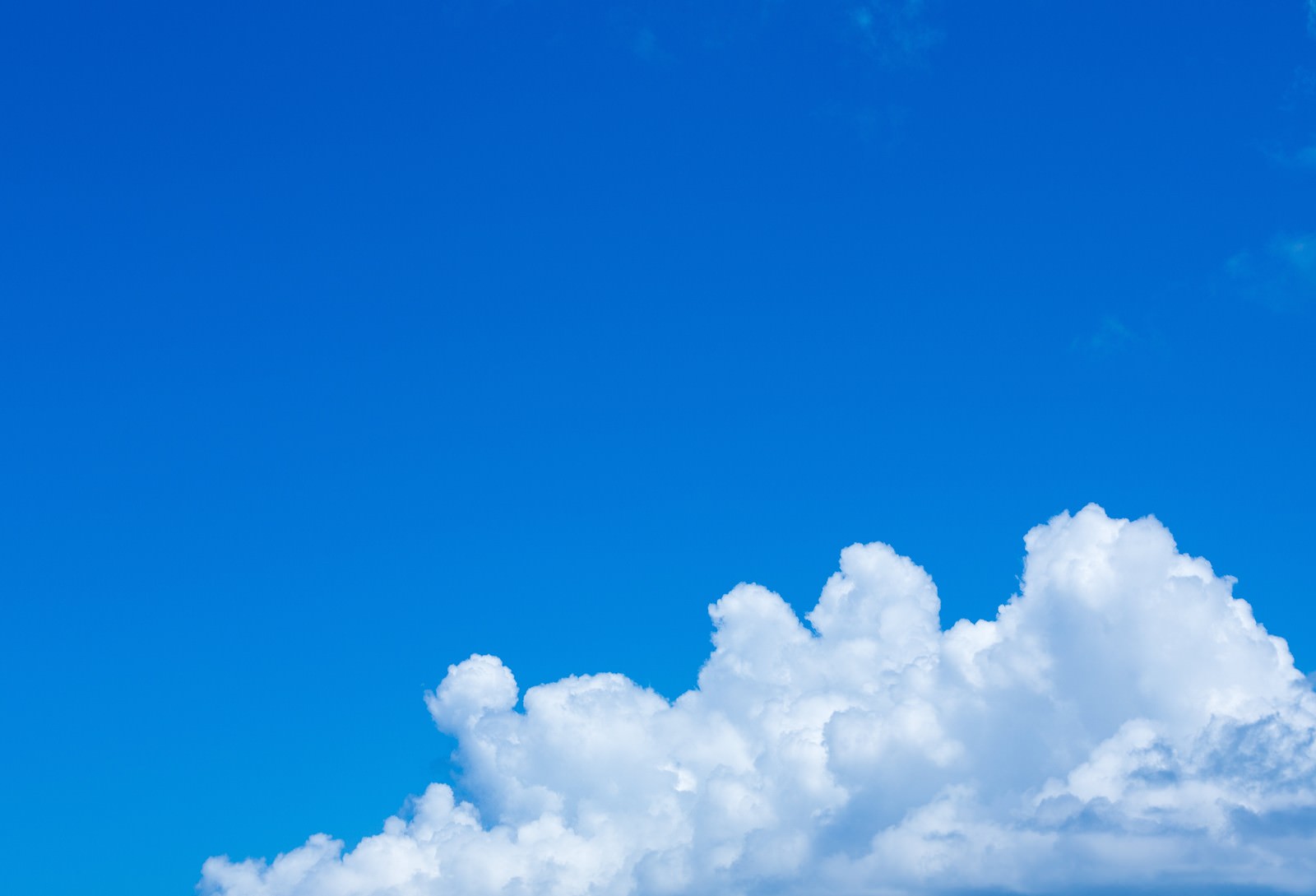 「青空と大きな雲青空と大きな雲」のフリー写真素材を拡大
