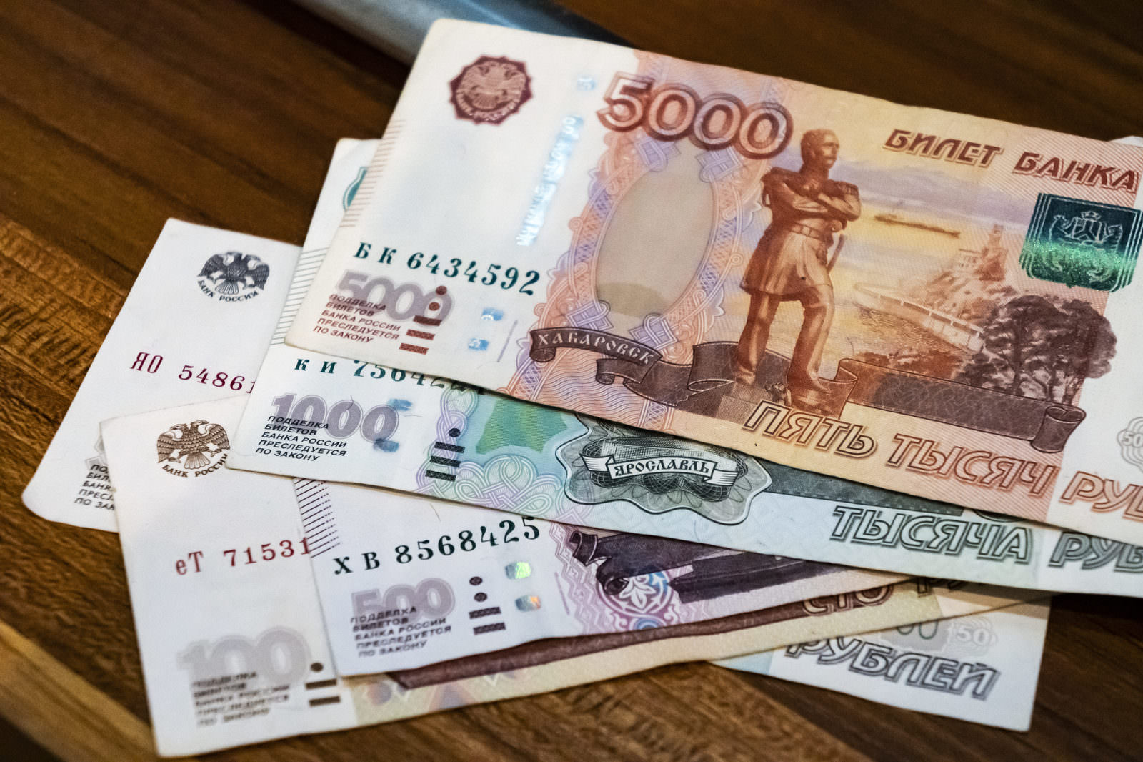 ロシアルーブル 現行紙幣 10,000RUB  先週旅行にて使用 現行流通 ロシア連邦中央銀行が新しい紙幣を発行しました | MTCjapan