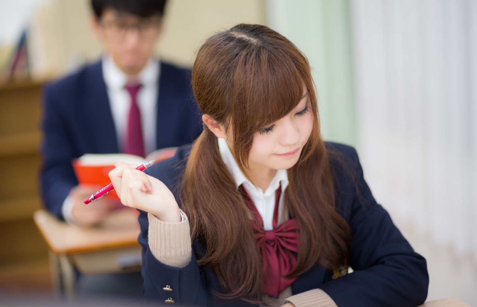 「授業中背後に視線を感じるクラスのアイドル」の写真［モデル：河村友歌 大川竜弥］