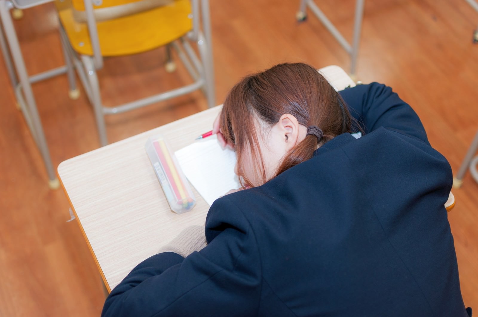 「勉強中疲れて寝てしまった受験生」の写真［モデル：河村友歌］