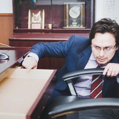 「掃除のチェックに余念がないハイカラ用務員」の写真素材