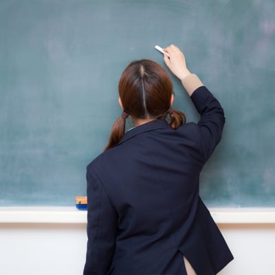 「黒板と制服と私」の写真素材