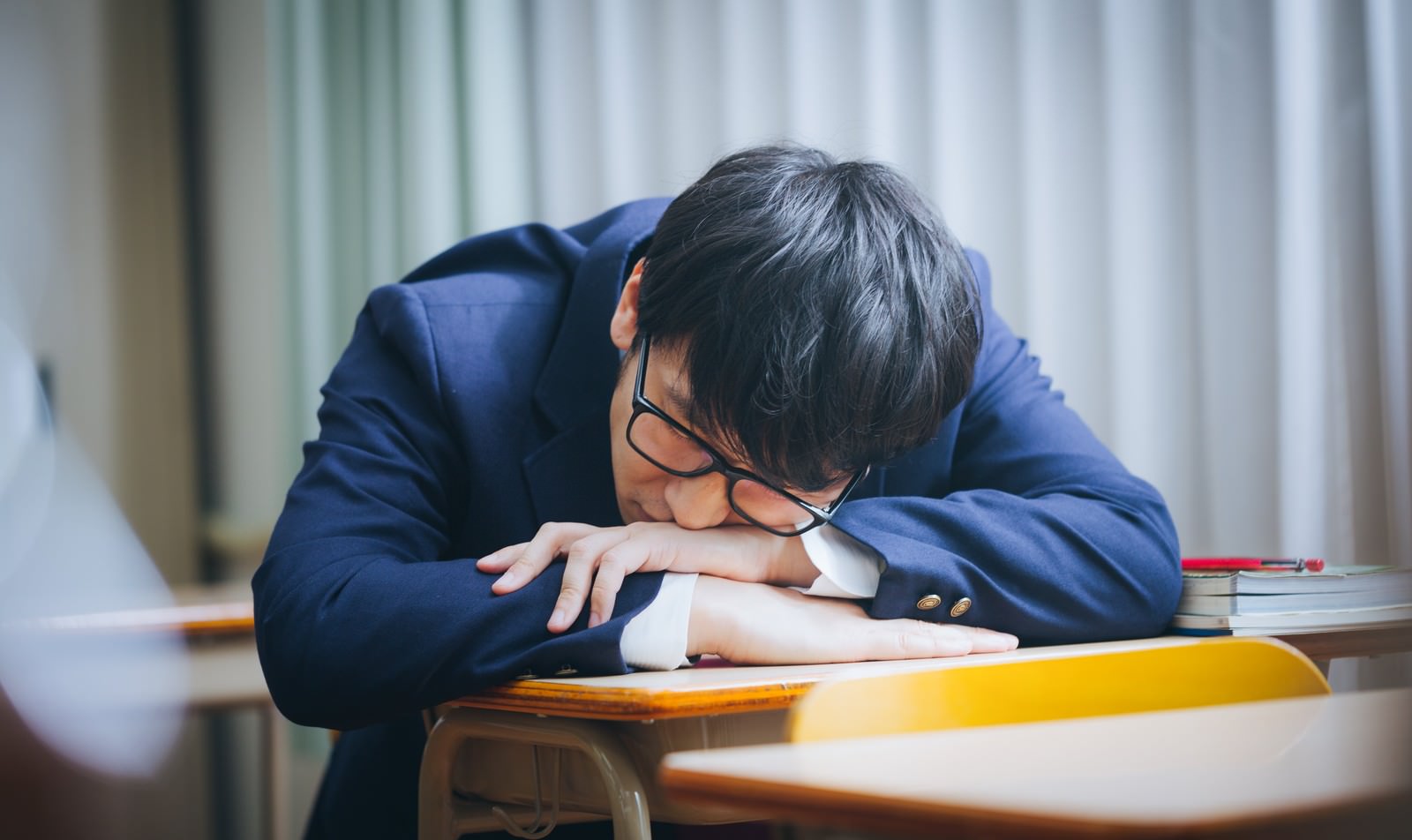 「補習中居眠りをする留年候補生補習中居眠りをする留年候補生」［モデル：大川竜弥］のフリー写真素材を拡大