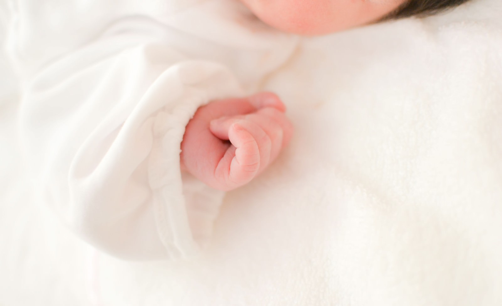 「新生児の小さな手 | フリー素材のぱくたそ」の写真