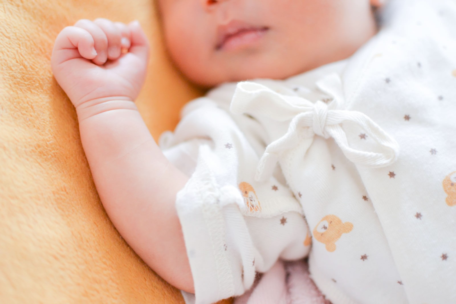 「ぐっすり眠る新生児」の写真