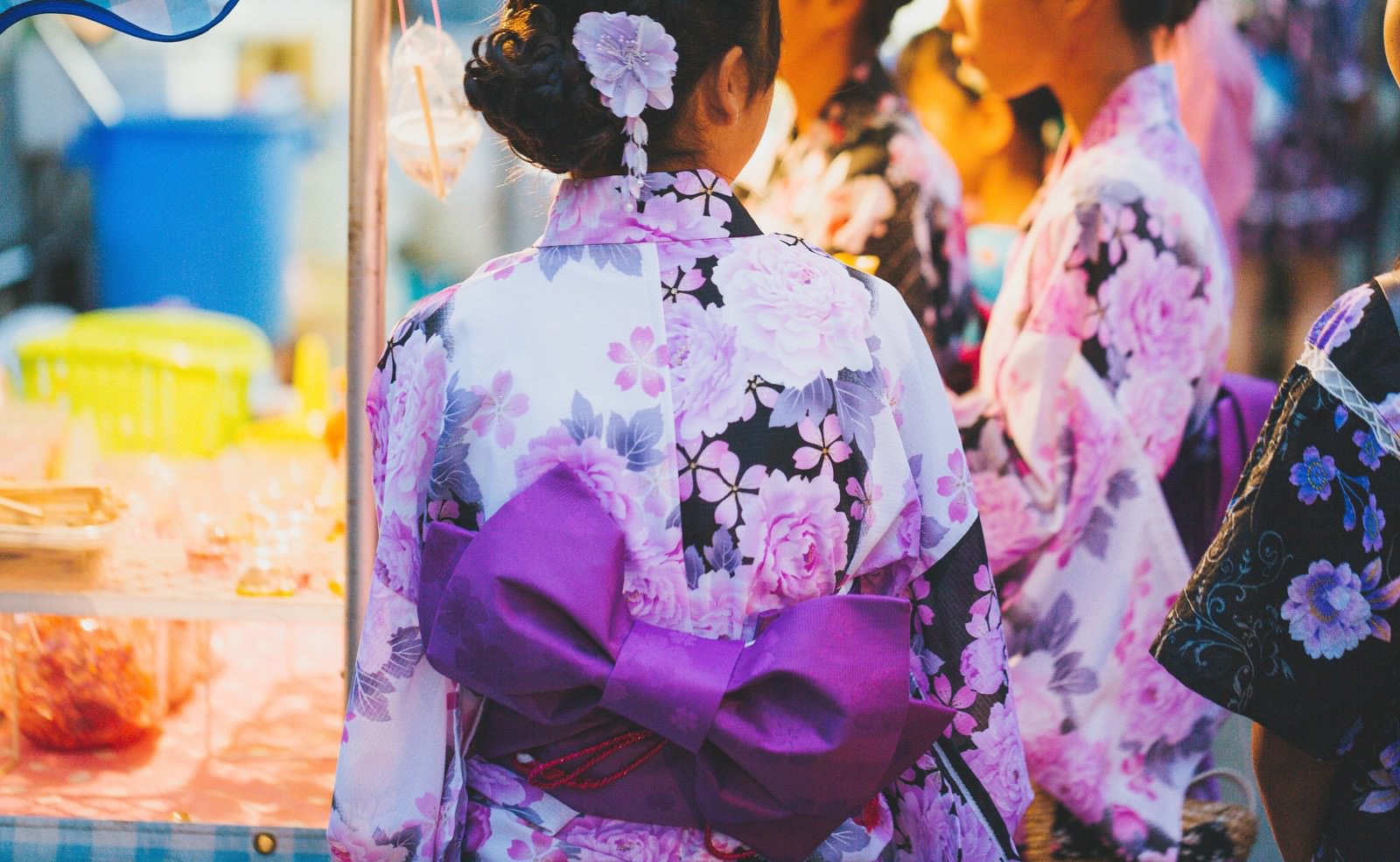 お祭りの屋台と浴衣少女の写真素材 ぱくたそ