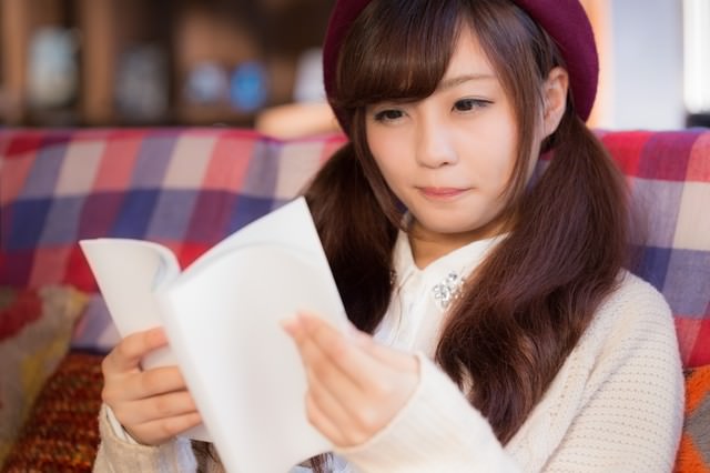 新刊を楽しむ読書女子