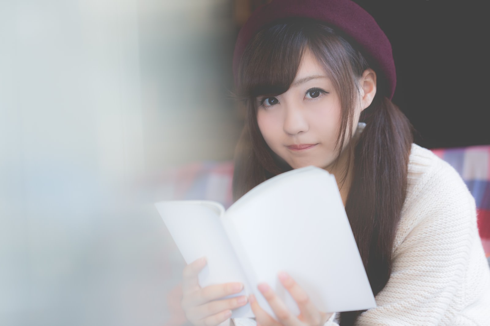 美女と読書の秋の無料の写真素材 フリー素材 をダウンロード ぱくたそ