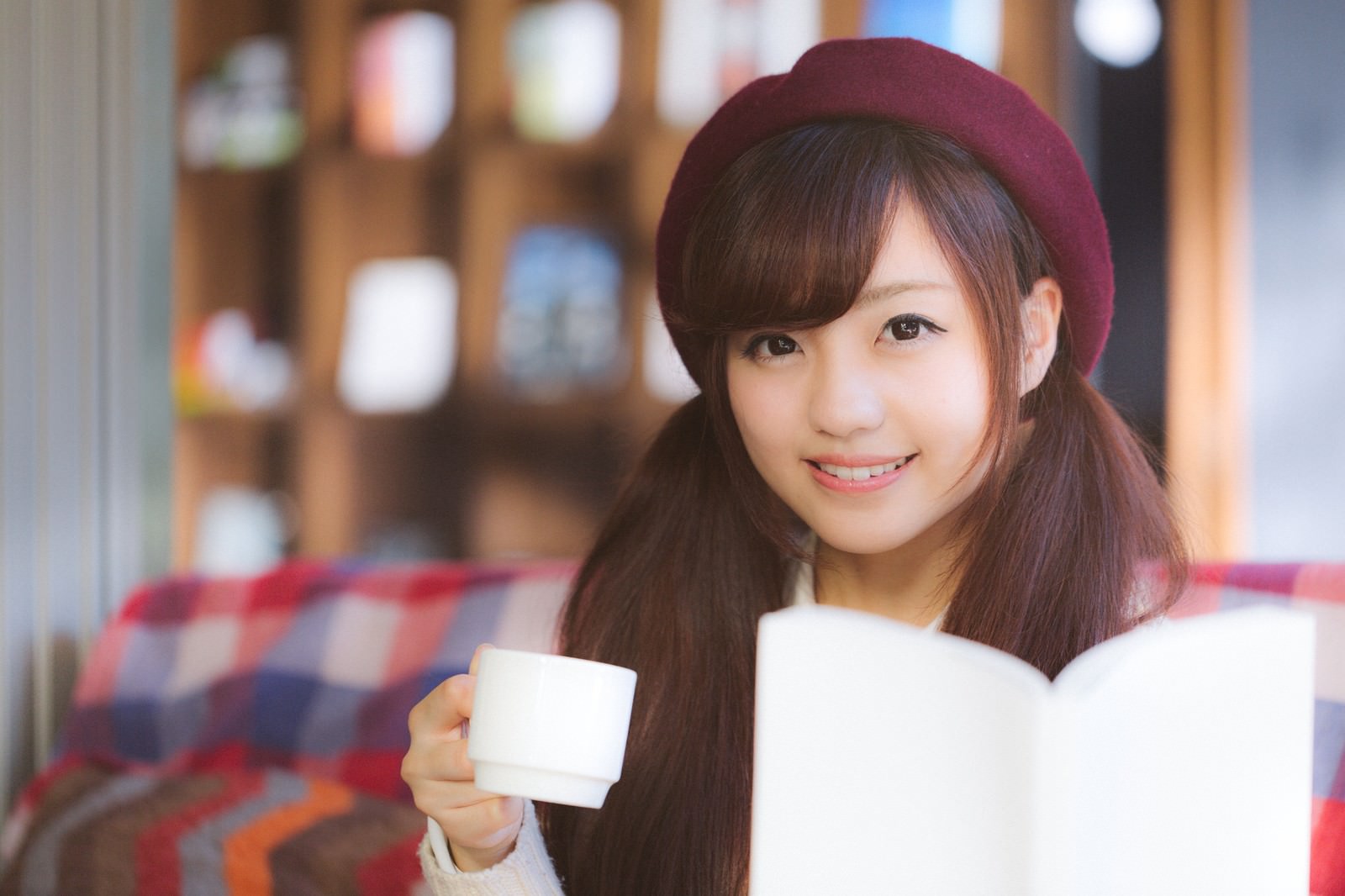 「「何読んでるの？」と聞いても教えてくれない幼なじみの美少女 （妄想） | フリー素材のぱくたそ」の写真［モデル：河村友歌］
