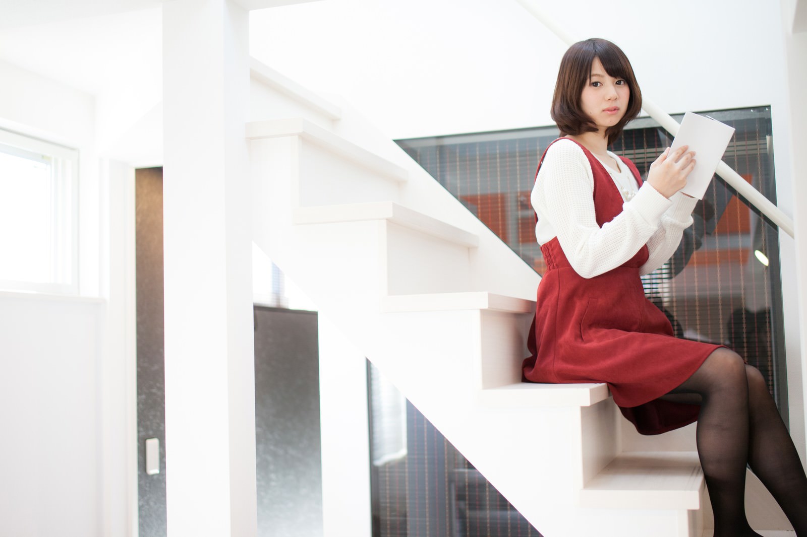 「階段読書」の写真［モデル：みき。］