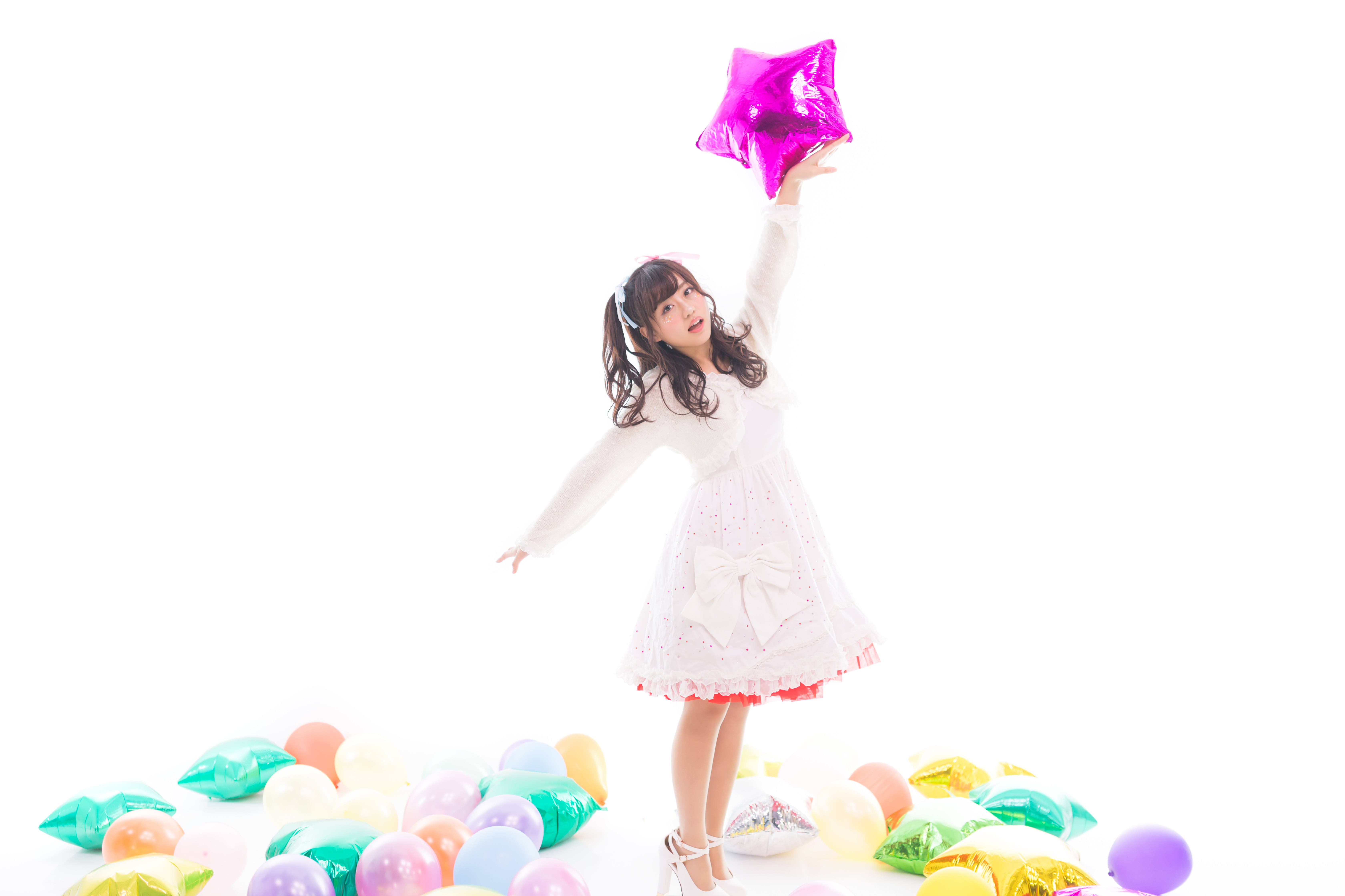 星を手に取る女性アイドルの写真を無料ダウンロード フリー素材 ぱくたそ