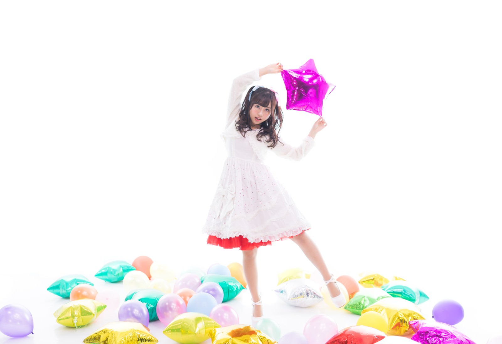 「星の風船を持った女性アイドル（ソロ）」［モデル：河村友歌］