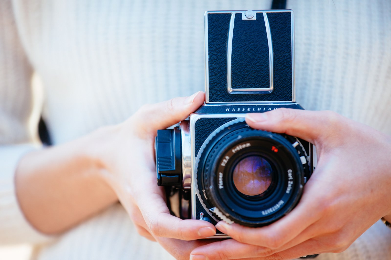 フィルムカメラを持った女性の手の写真素材 ぱくたそ