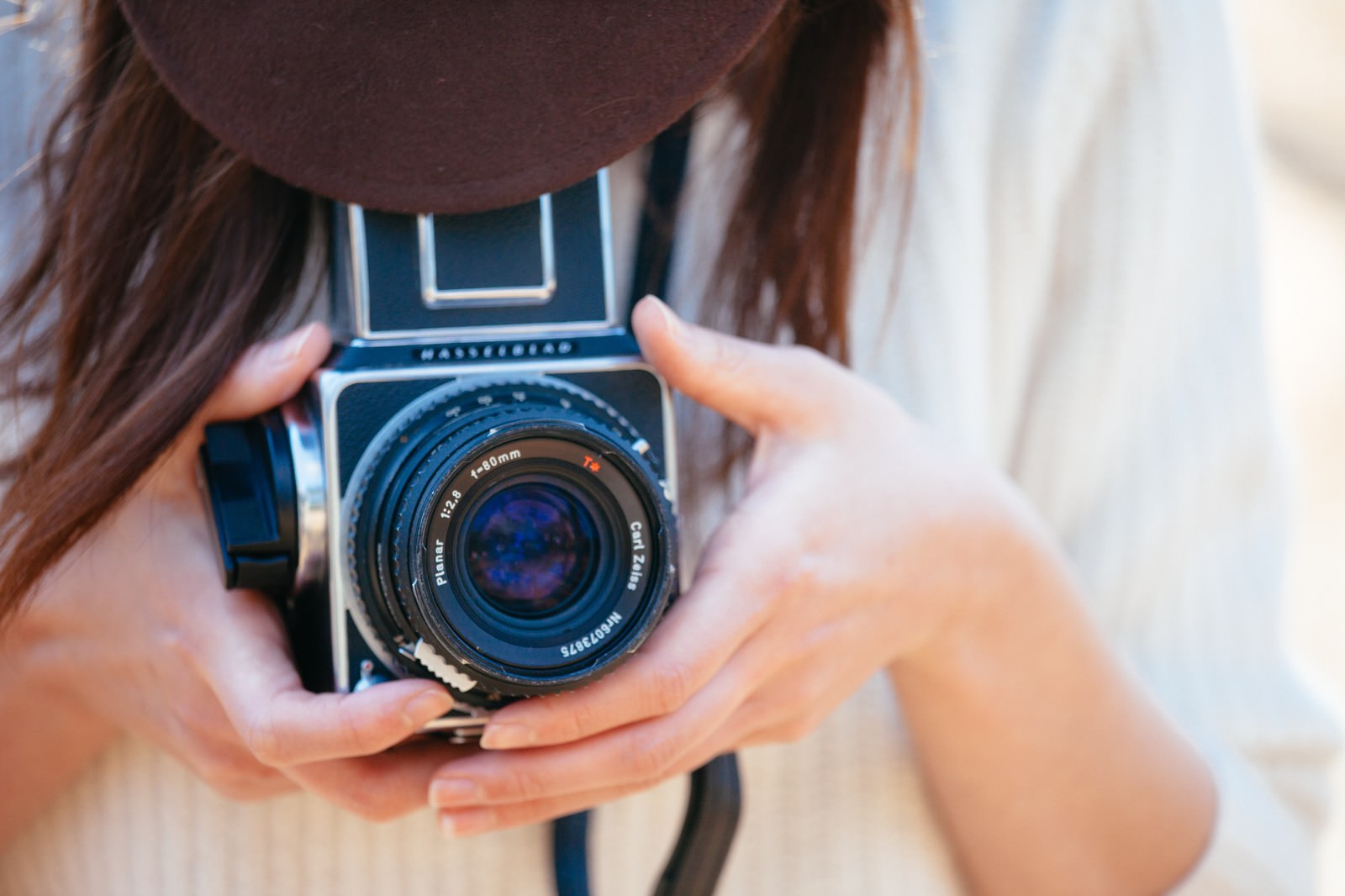 フィルムカメラで撮影する女性の写真（画像）を無料ダウンロード - フリー素材のぱくたそ