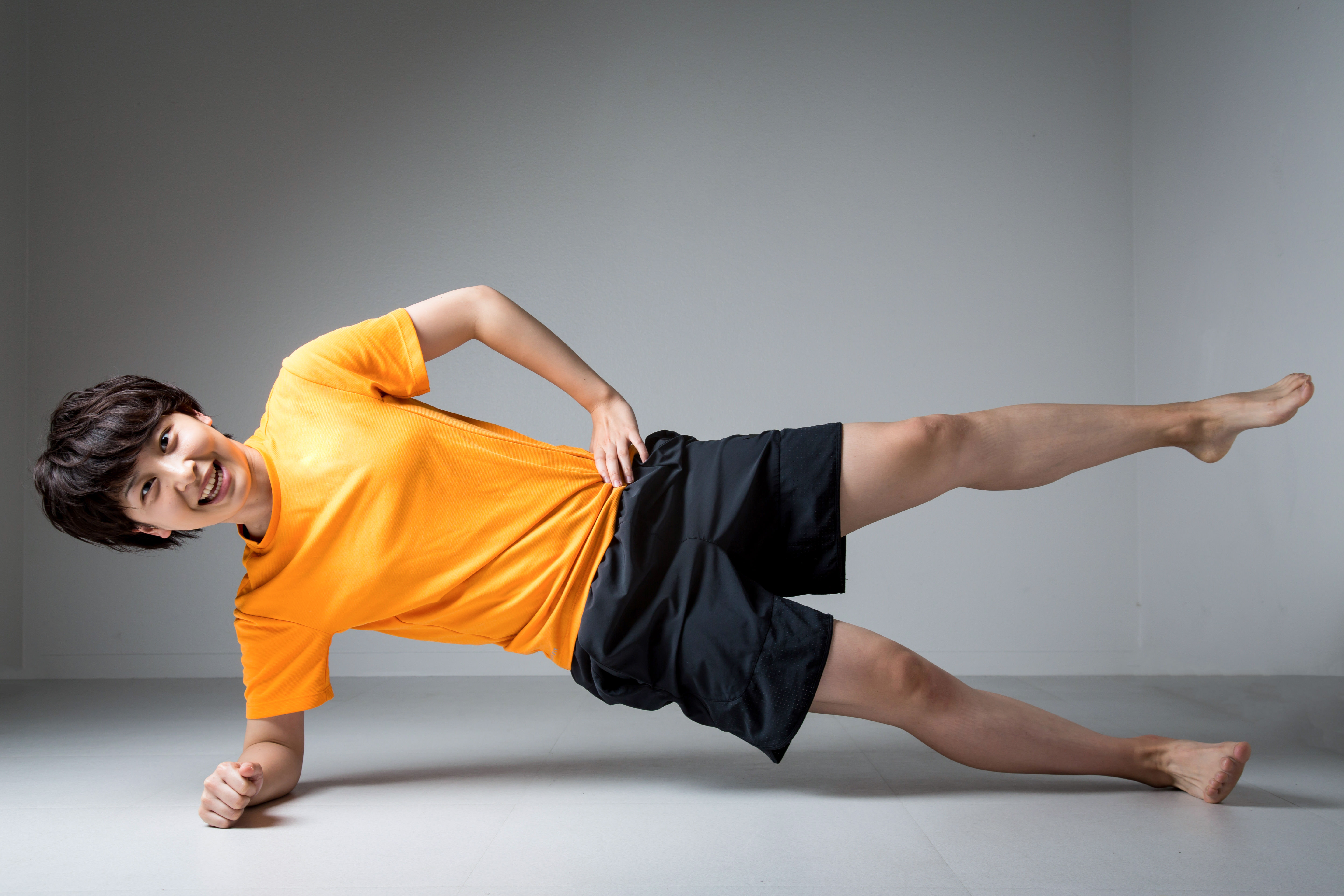 笑顔でトレーニングする女性インストラクターの無料の写真素材 フリー素材 をダウンロード ぱくたそ