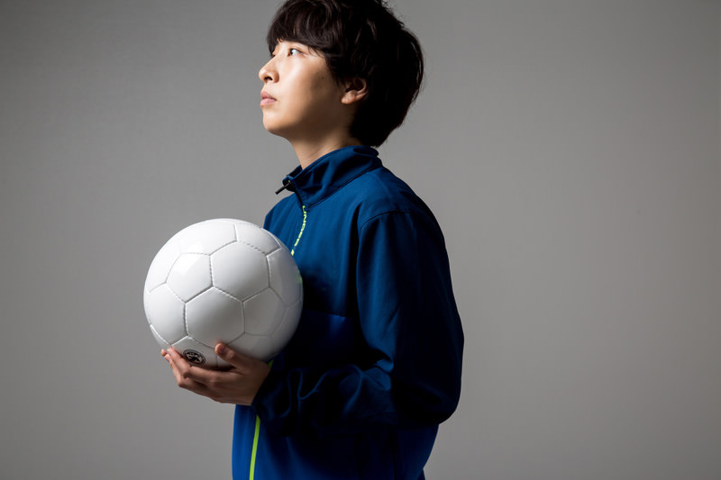 サッカーボールを持って練習場に来たら本日貸し切りだったの写真素材 ぱくたそ