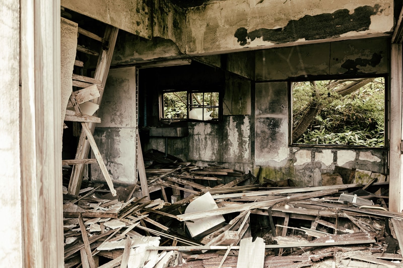 「床が抜けてボロボロの廃アパートの中 | フリー素材のぱくたそ」の写真