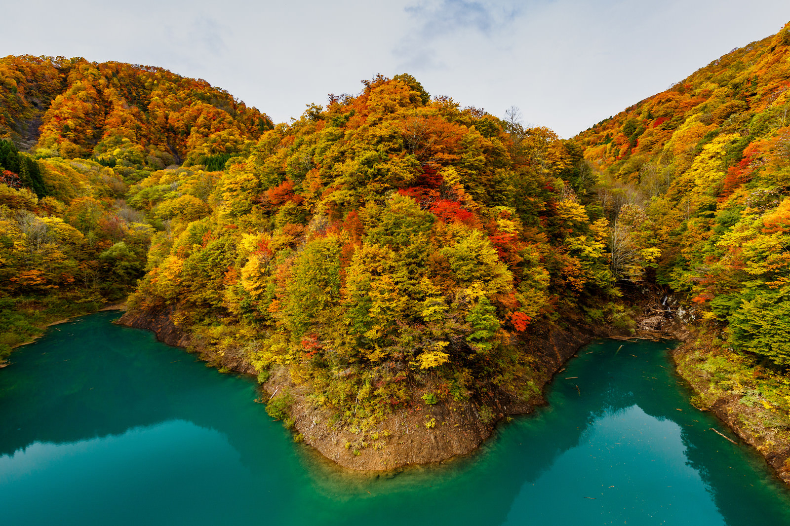 湖と紅葉した山の写真を無料ダウンロード フリー素材 ぱくたそ