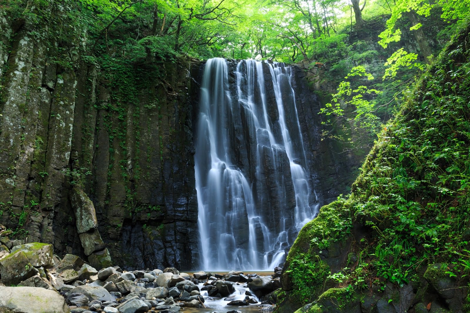 亀田不動滝（秋田県）｜無料の写真素材はフリー素材のぱくたそ