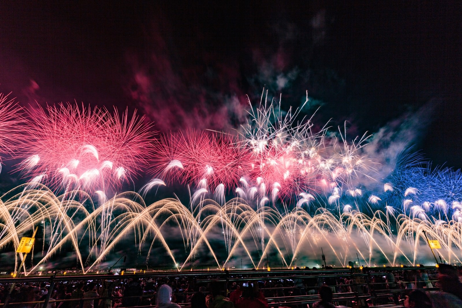 大曲の花火大会の様子の写真 画像 を無料ダウンロード フリー素材のぱくたそ