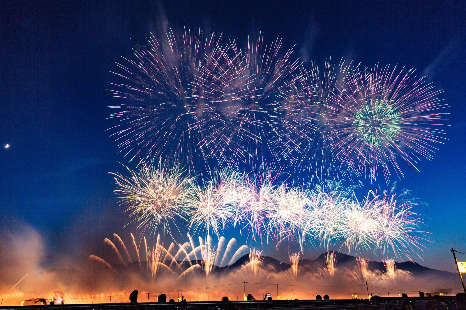 大曲の花火夜の部幕開けの写真を無料ダウンロード フリー素材 ぱくたそ 大曲の花火夜の部幕開けの写真を無料ダウンロード フリー素材 ぱくたそ