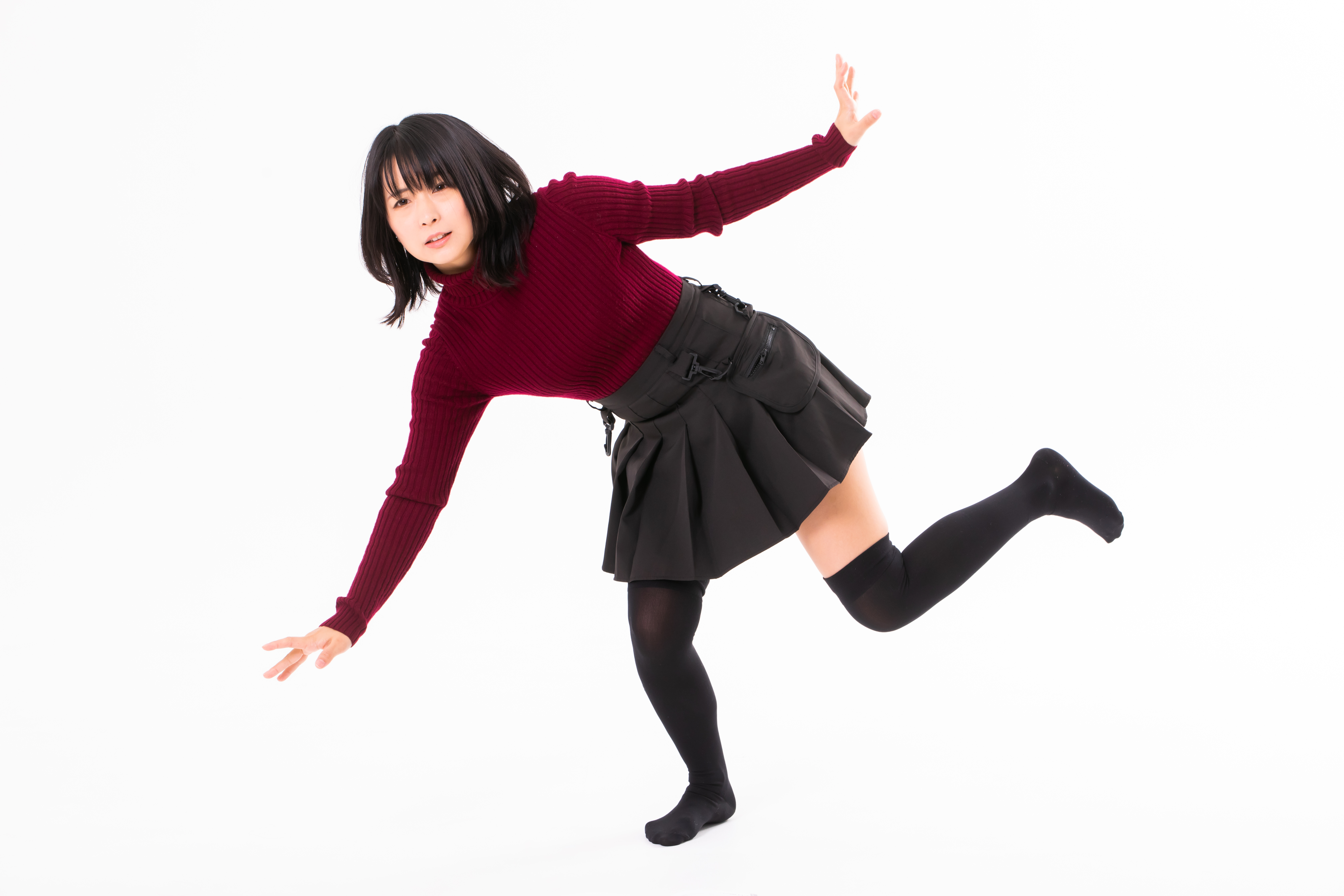 躓いてバランスを崩す女性の写真素材 ぱくたそ
