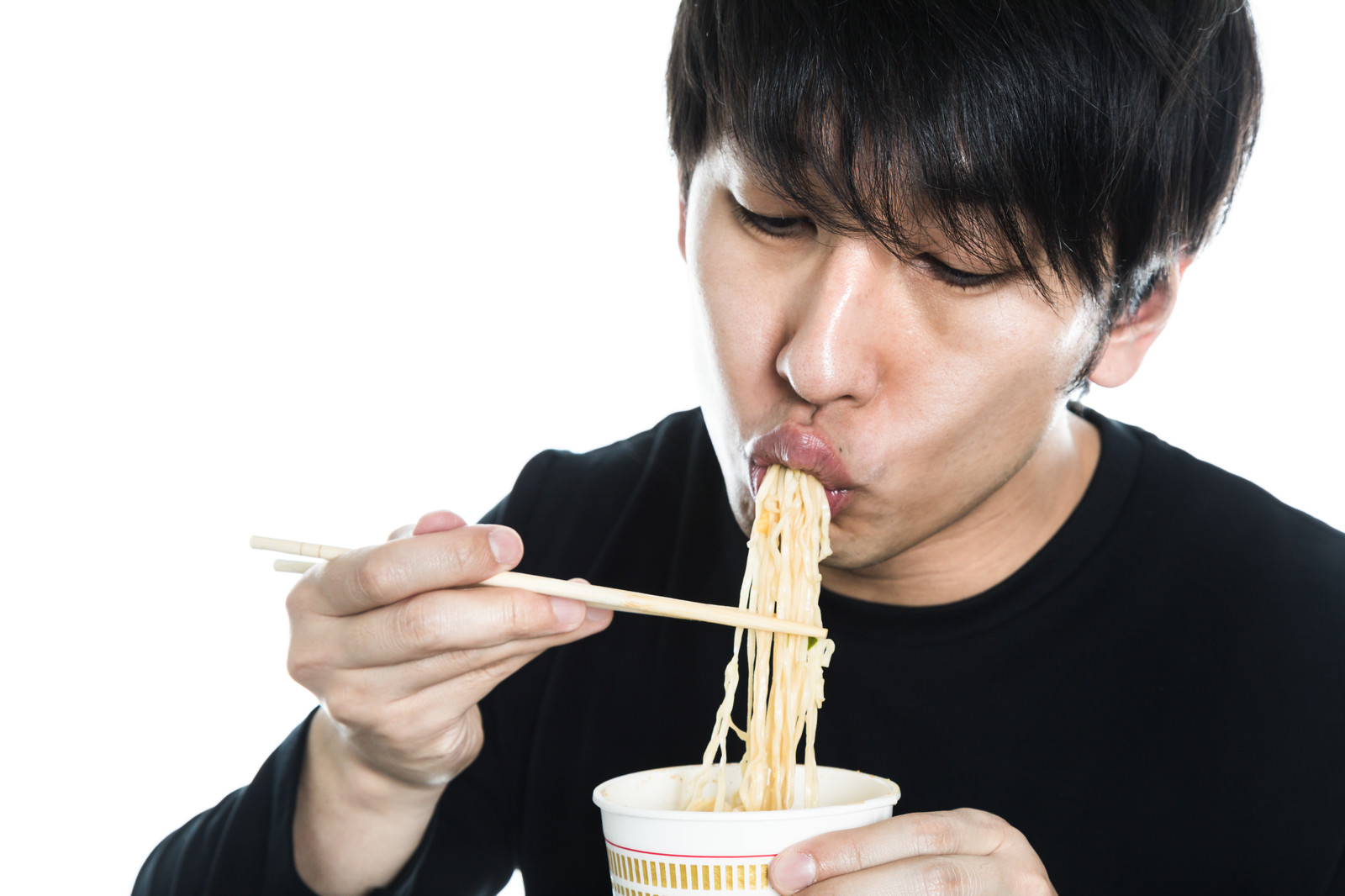 「カップラーメンをすする男性カップラーメンをすする男性」［モデル：大川竜弥］のフリー写真素材を拡大