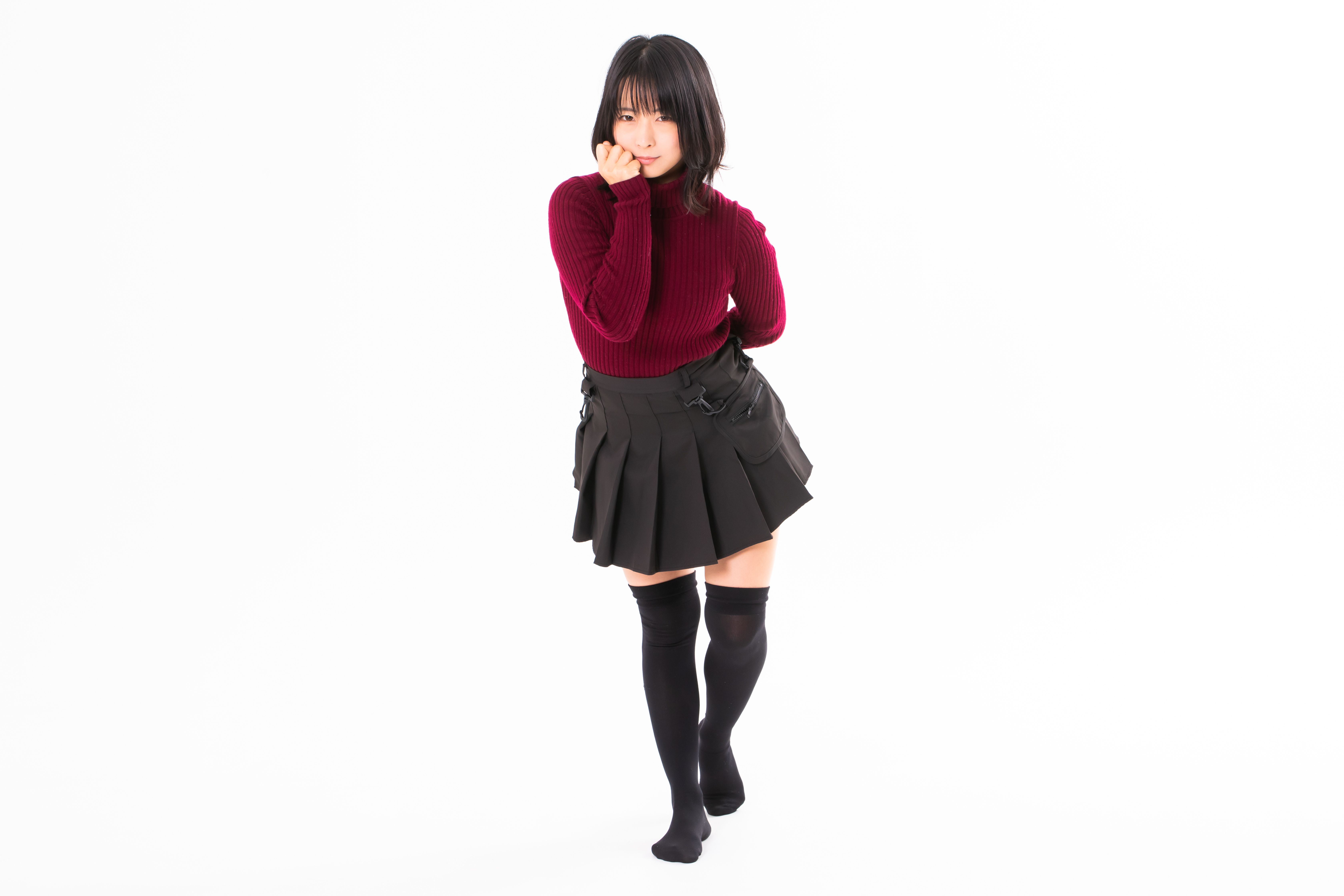 前屈みで頬に手を添える女性の写真素材 ぱくたそ