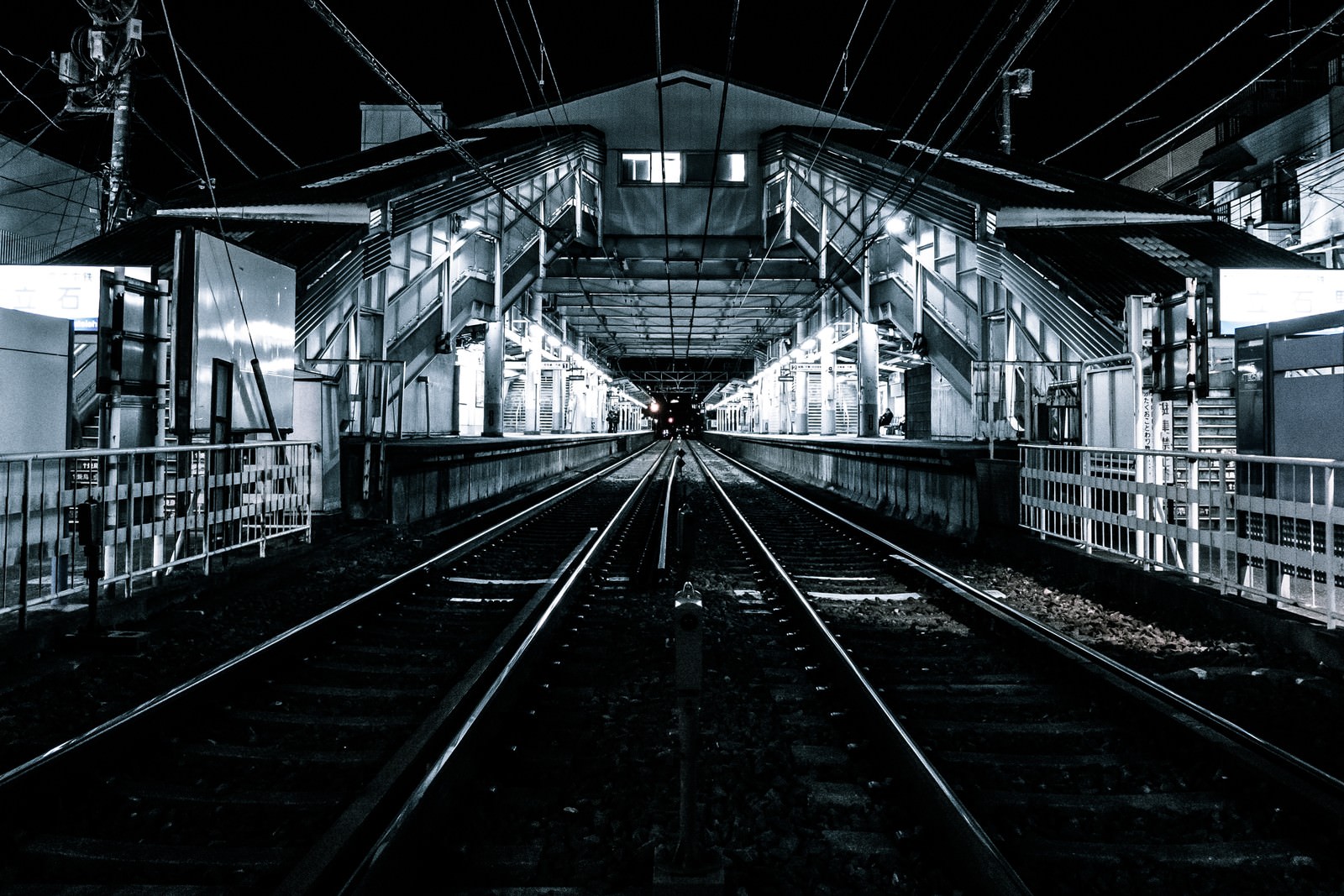 都内の駅のホームと線路の写真を無料ダウンロード フリー素材 ぱくたそ