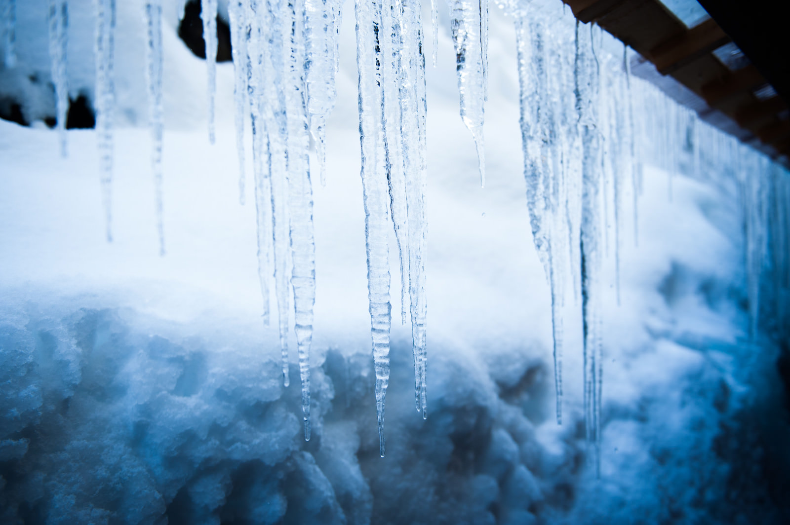 「軒下に付いた氷柱 | フリー素材のぱくたそ」の写真