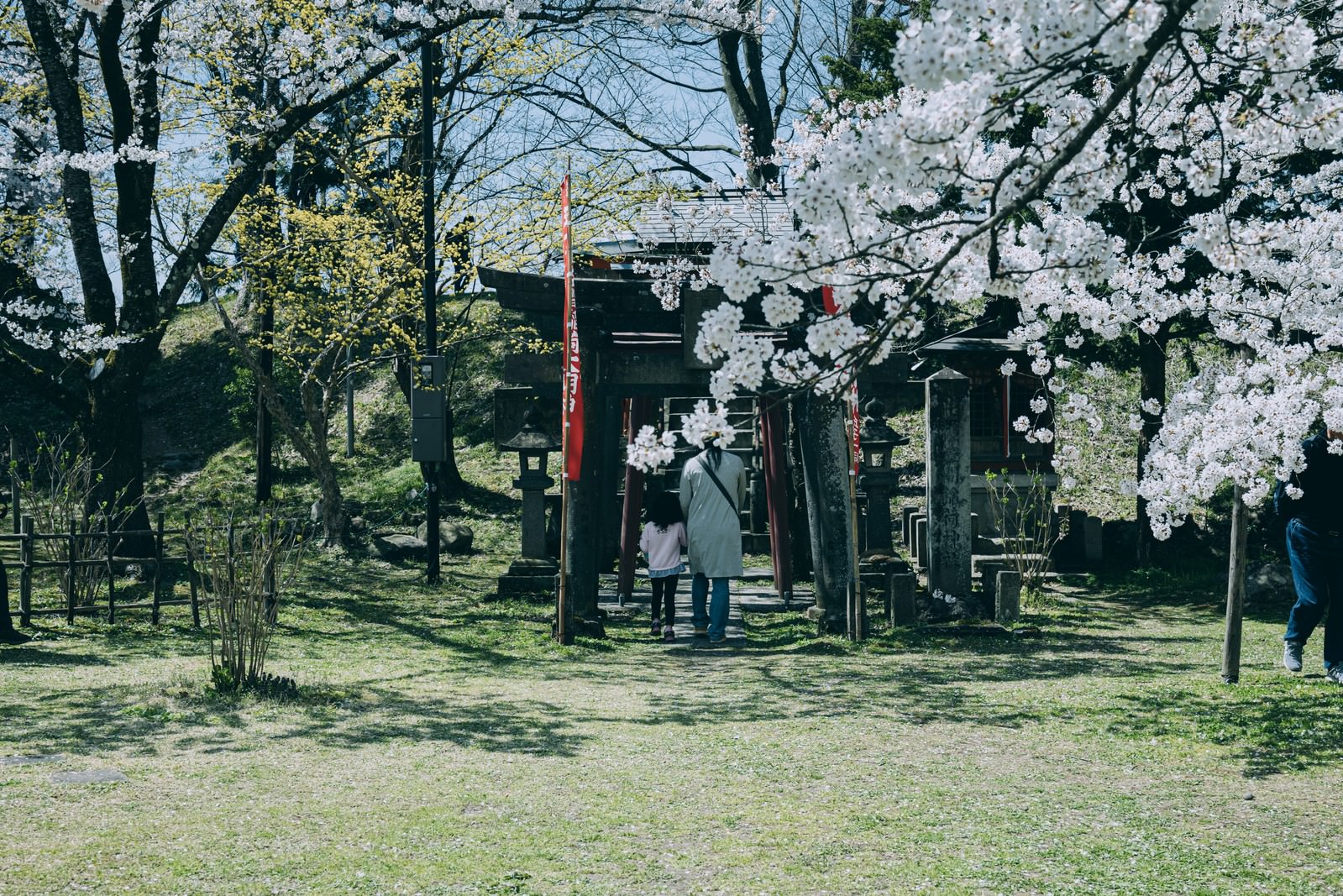 「鶴ヶ城稲成神社に参拝に来た親子（福島県会津若松市） | フリー素材のぱくたそ」の写真