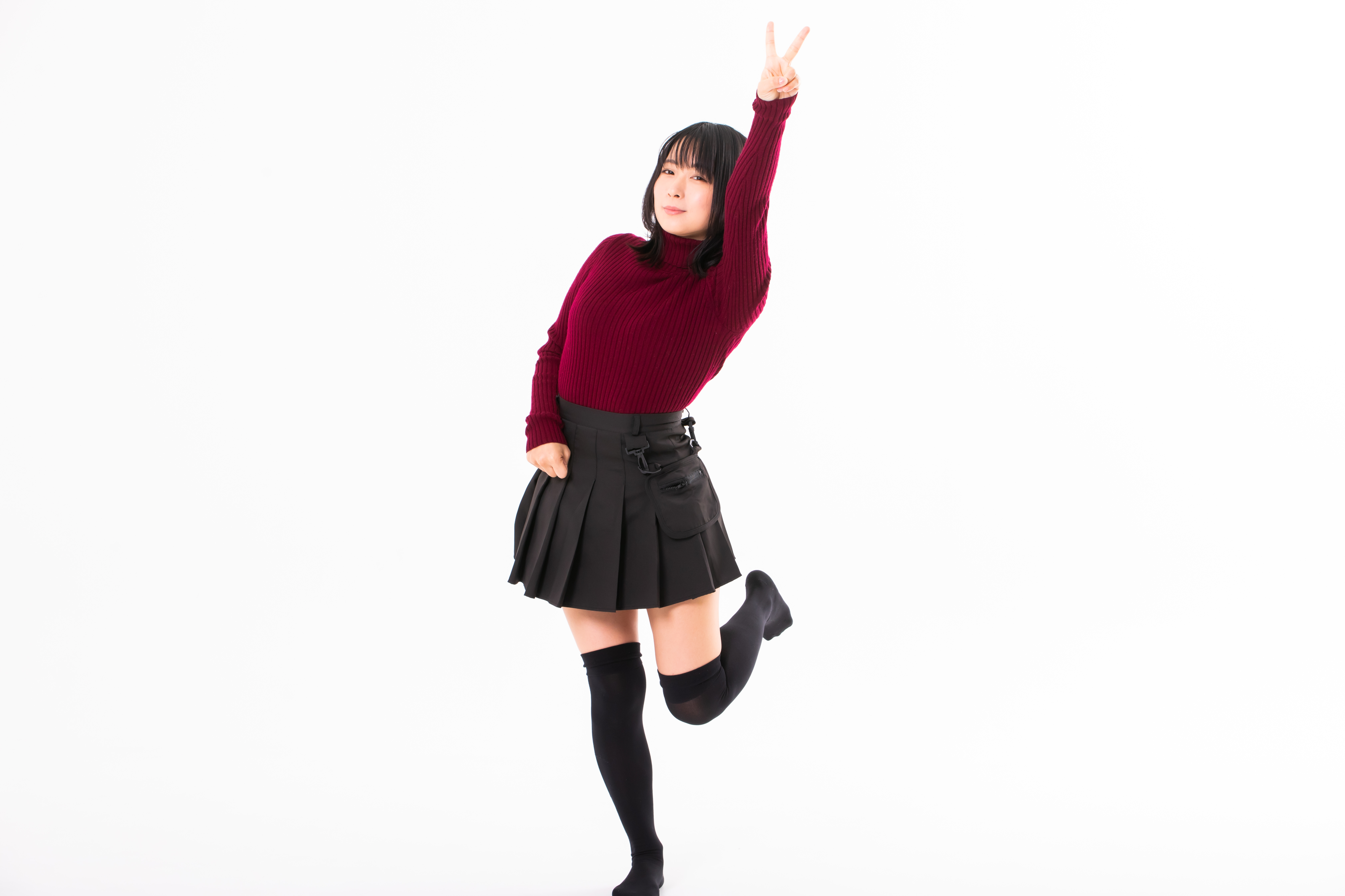 ブイサインを高く掲げる女性の写真素材 ぱくたそ