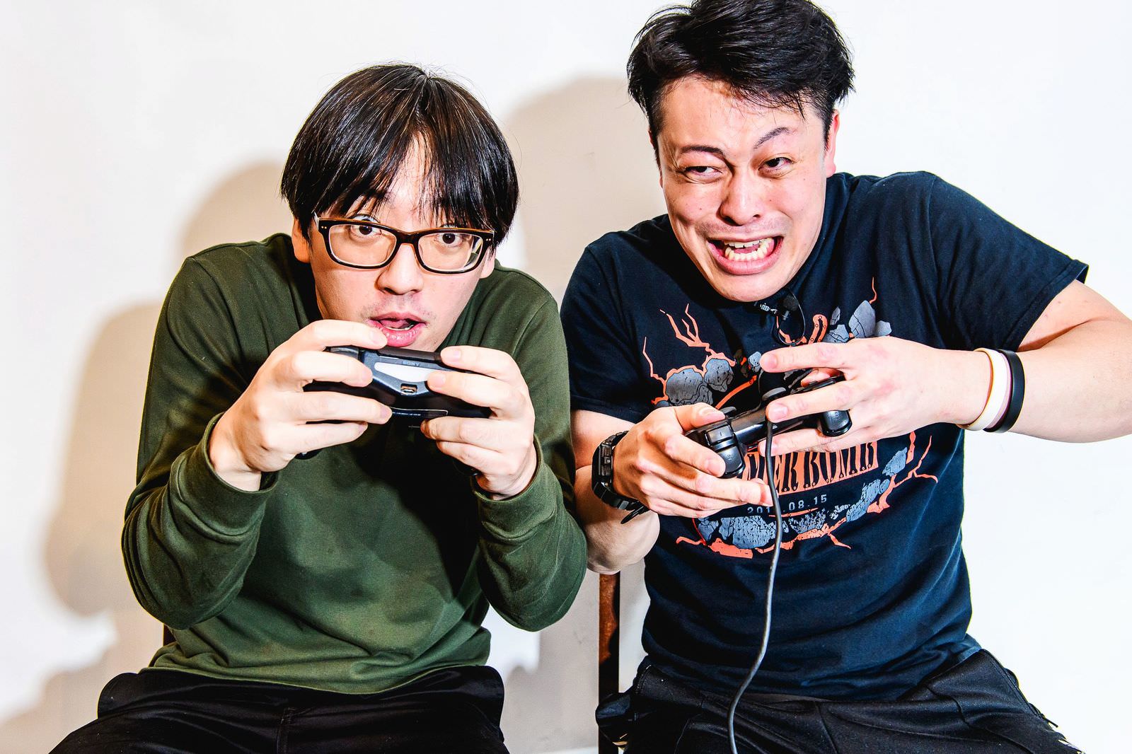 ゲームに熱中する二人の写真素材 ぱくたそ