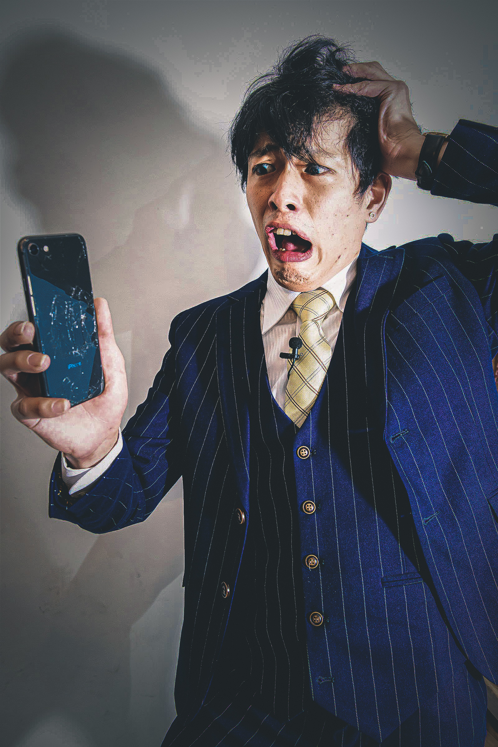 物損保証に未加入でスマホを落とした男性の写真素材 ぱくたそ 物損保証に未加入でスマホを落とした男性の写真素材 ぱくたそ