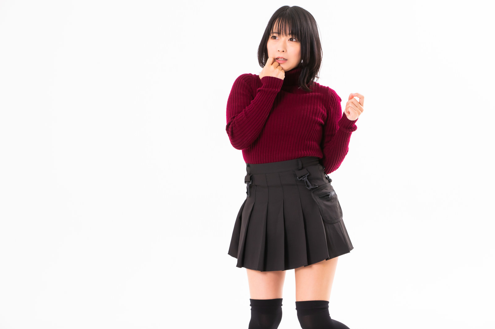 「顎に手をあてて動揺する女性」の写真［モデル：にゃるる］