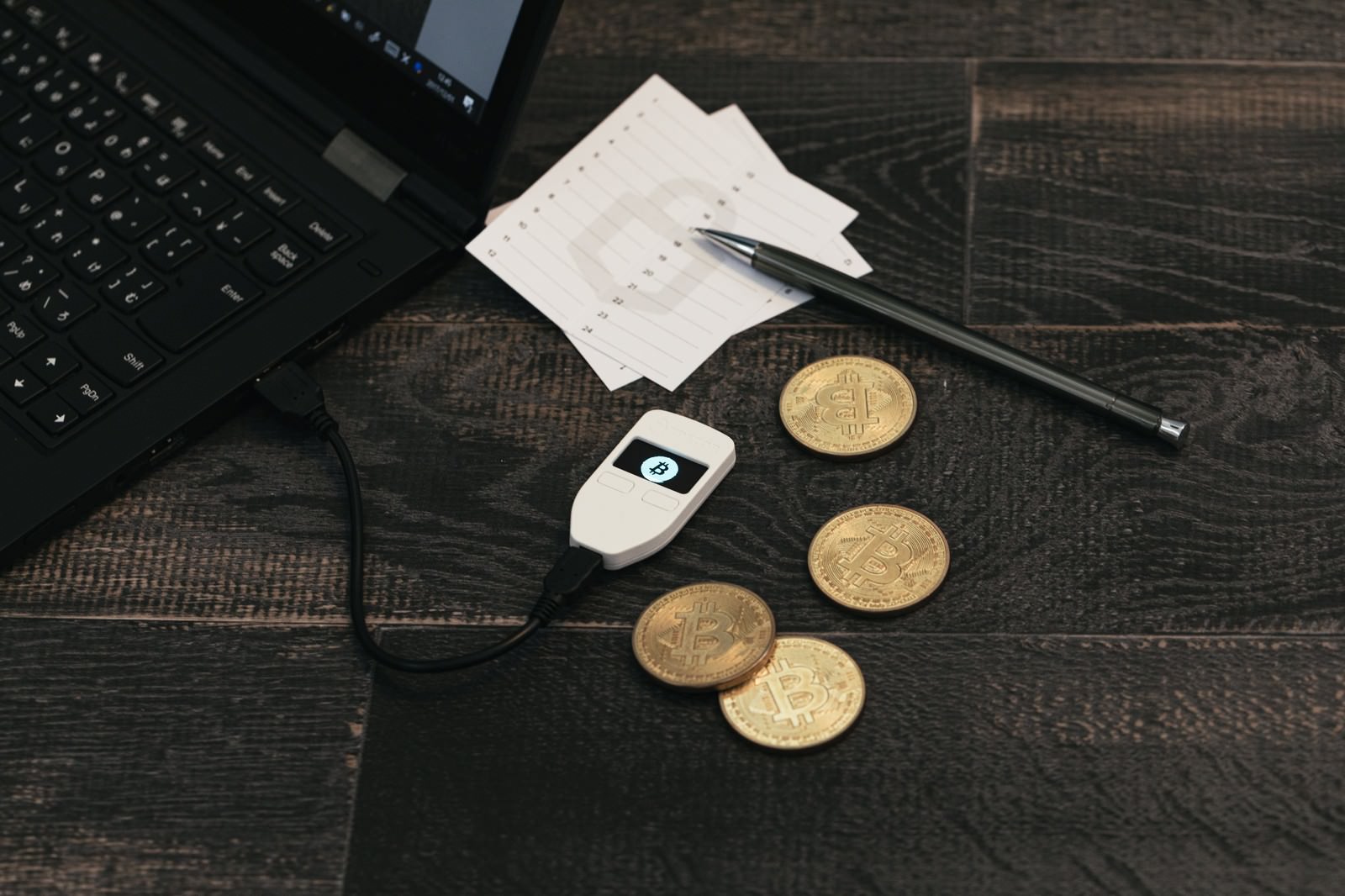 ビットコインウォレットTREZOR（トレザー） ホワイト ビットコインウォレットTREZOR（トレザー）Model T パスワード は ひみつ