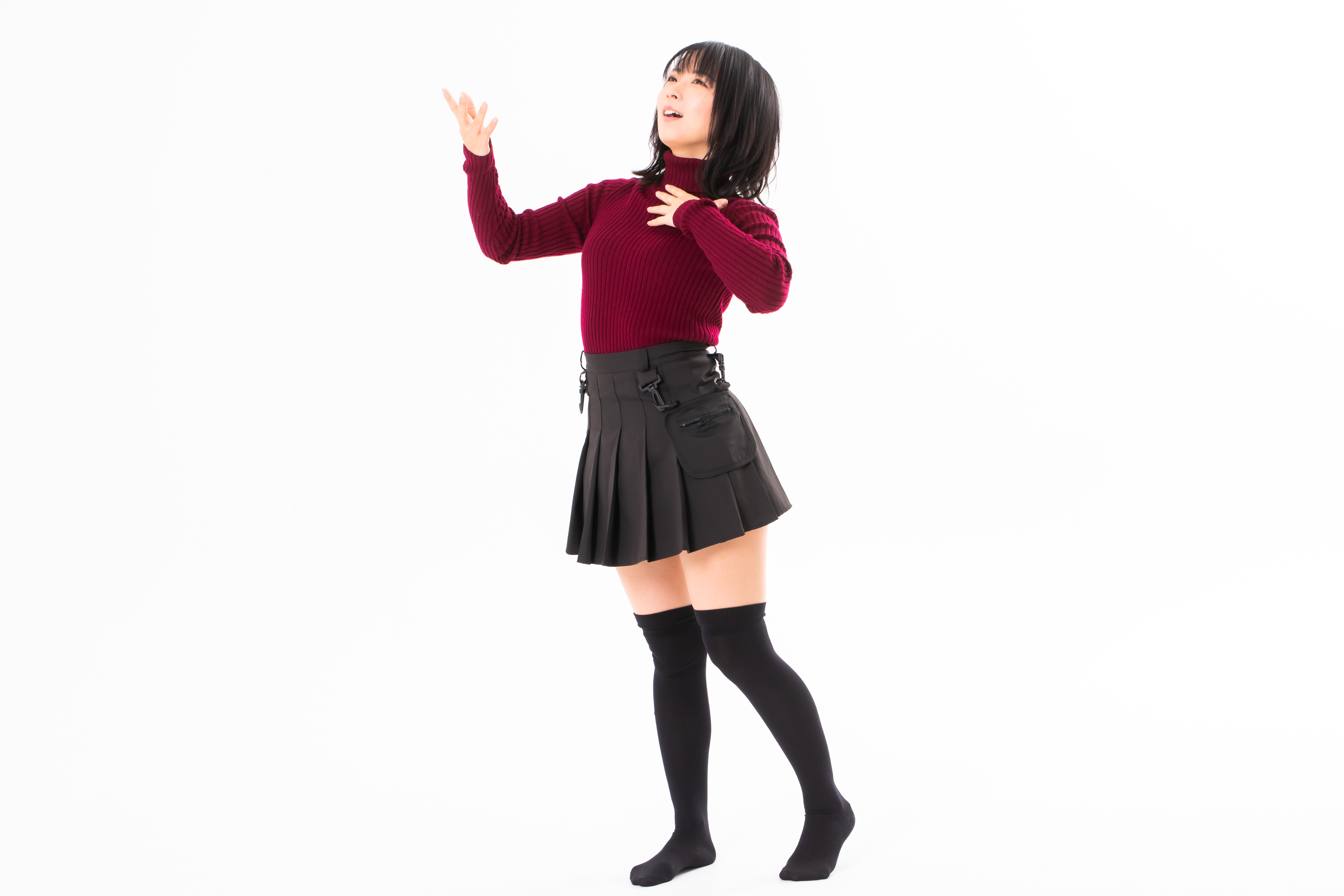 胸に手をやり堂々とした態度の女性の写真素材 ぱくたそ
