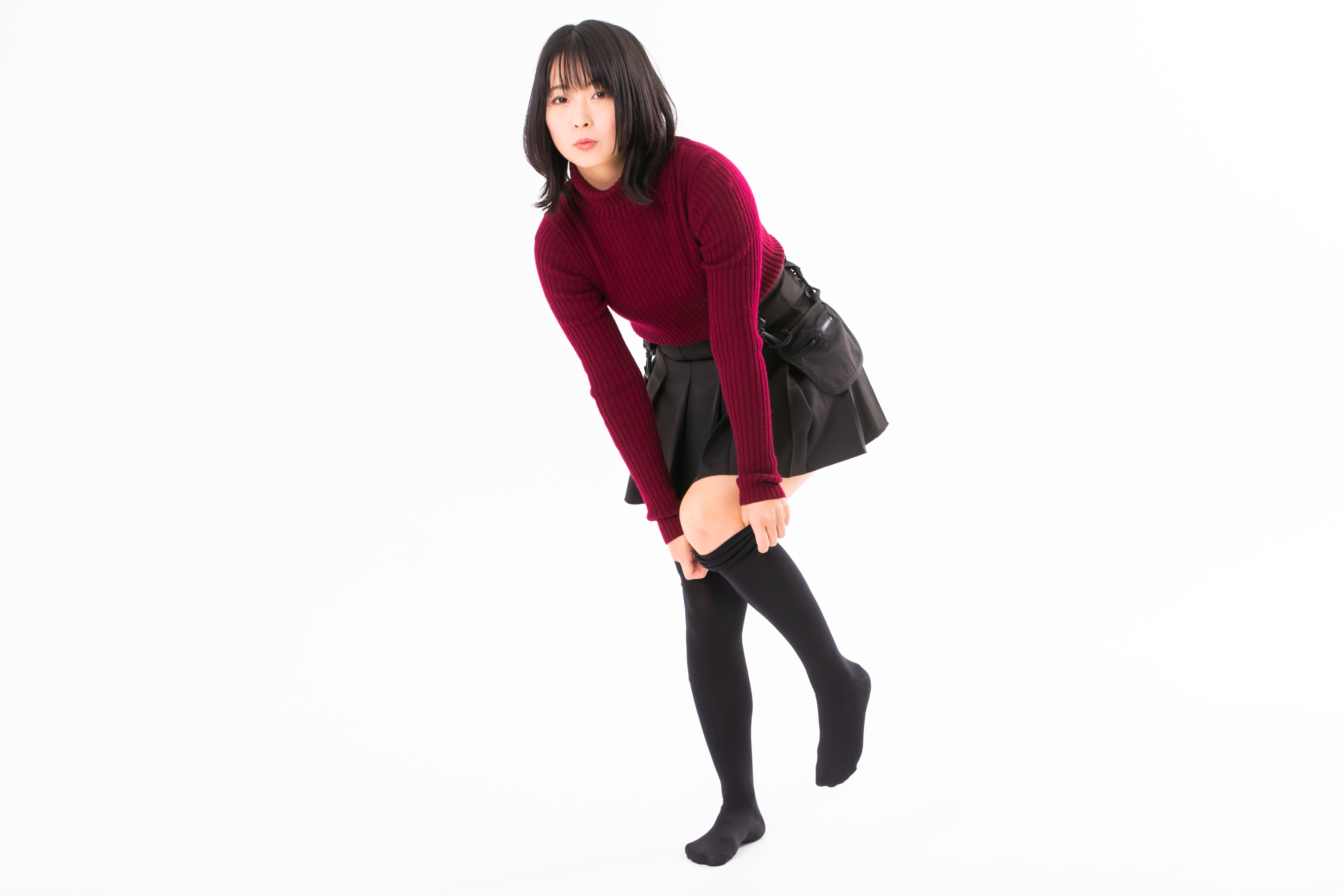 ソックスを引っ張りあげる女性の写真素材 ぱくたそ