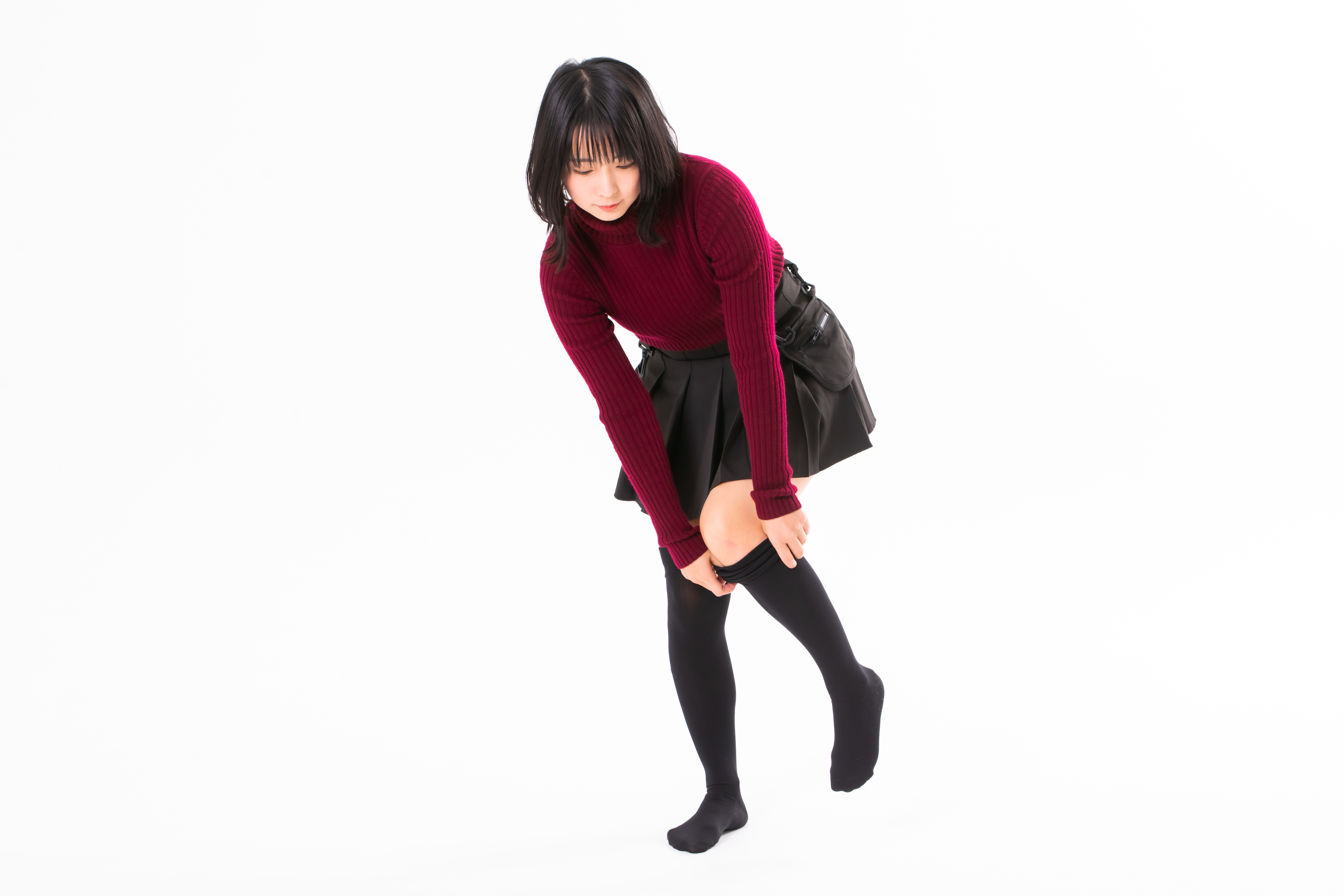 立ちながら靴下を履く女性の写真素材 ぱくたそ