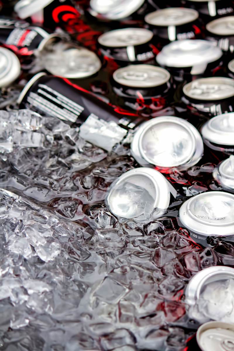 氷水の中で冷えた缶ジュースの写真素材 ぱくたそ