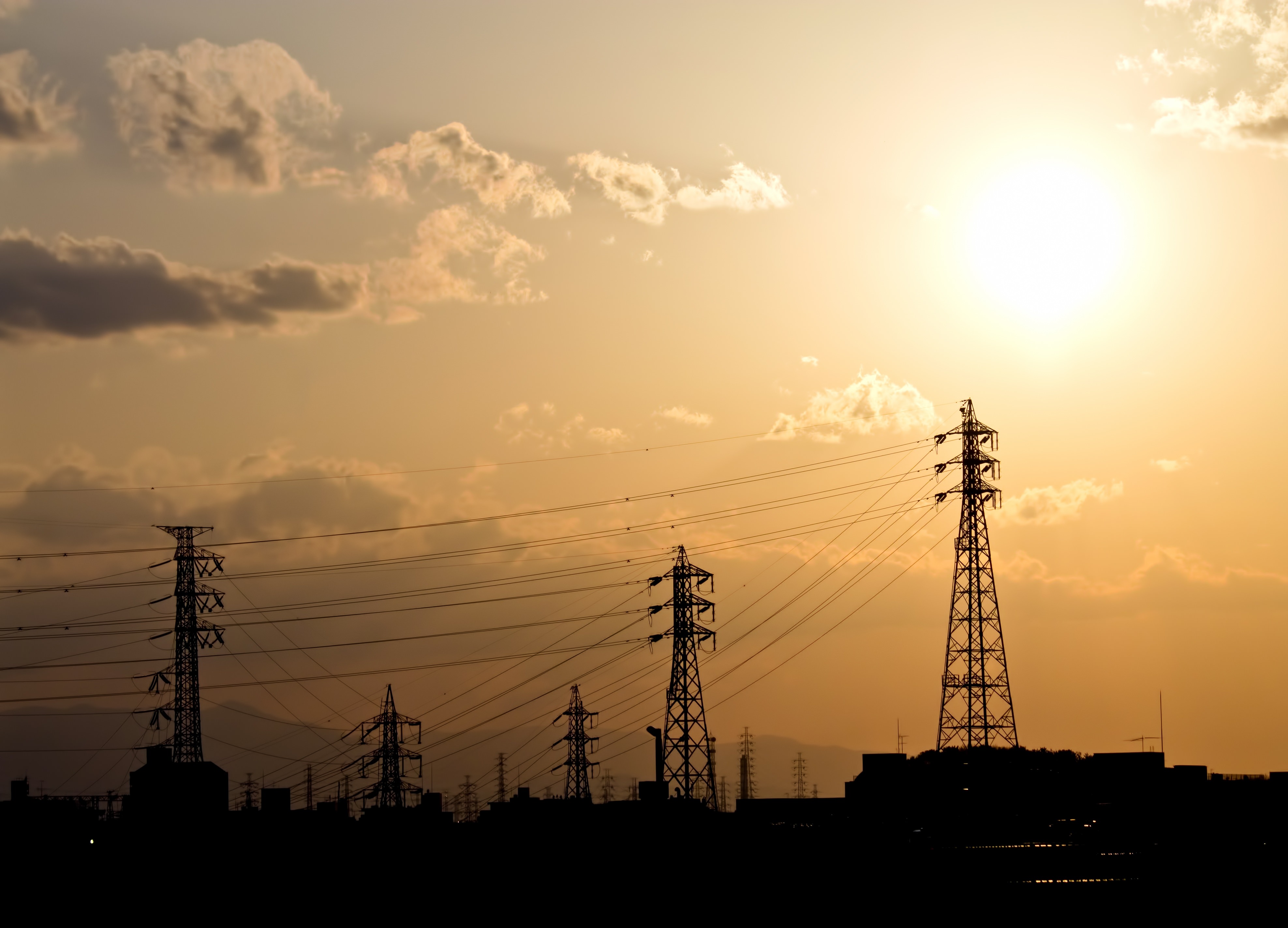 送電線と夕焼けの光景の写真 画像 を無料ダウンロード フリー素材のぱくたそ