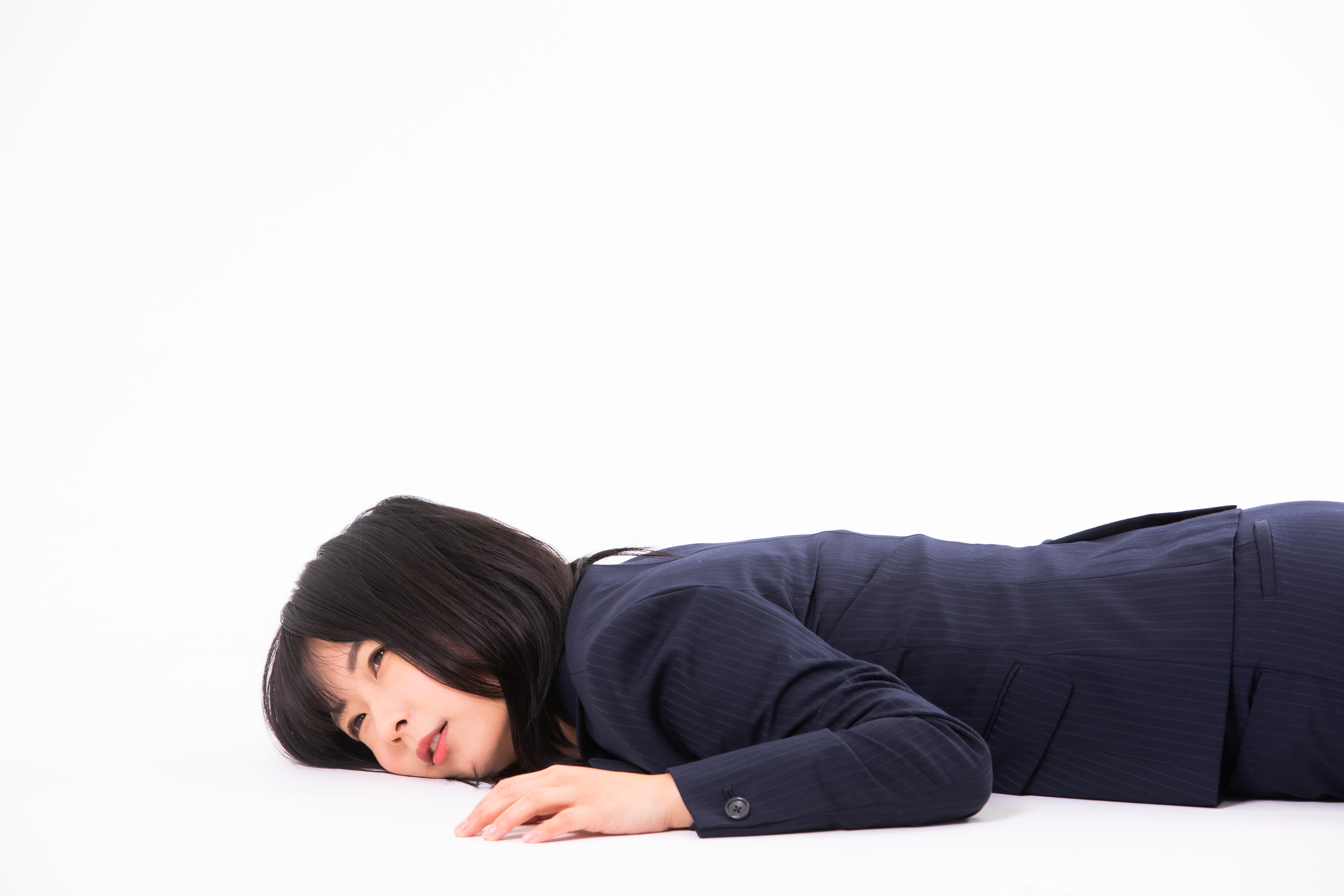 過労で倒れる女性社員の写真素材 ぱくたそ