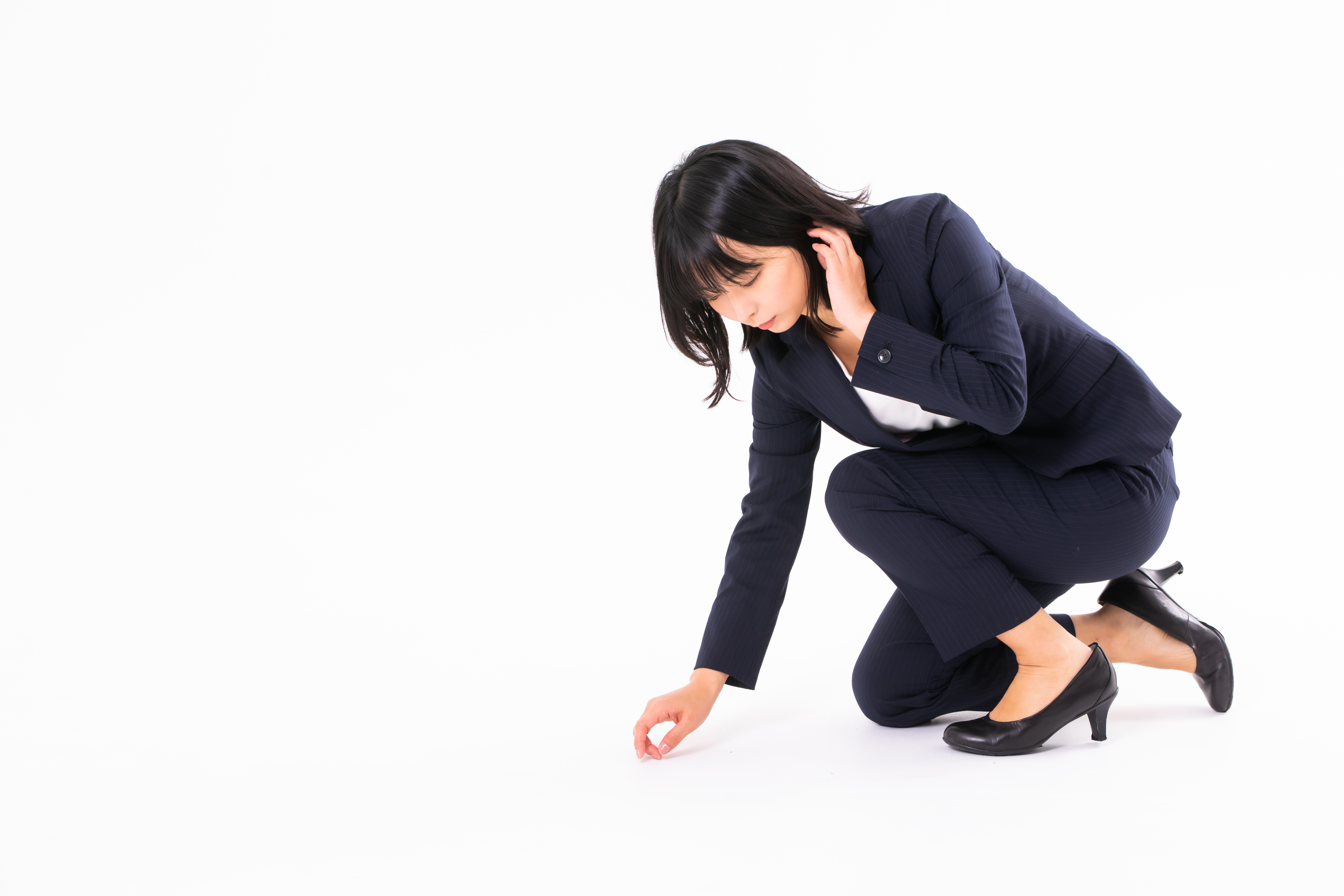 落し物を拾い上げる女性の写真素材 ぱくたそ