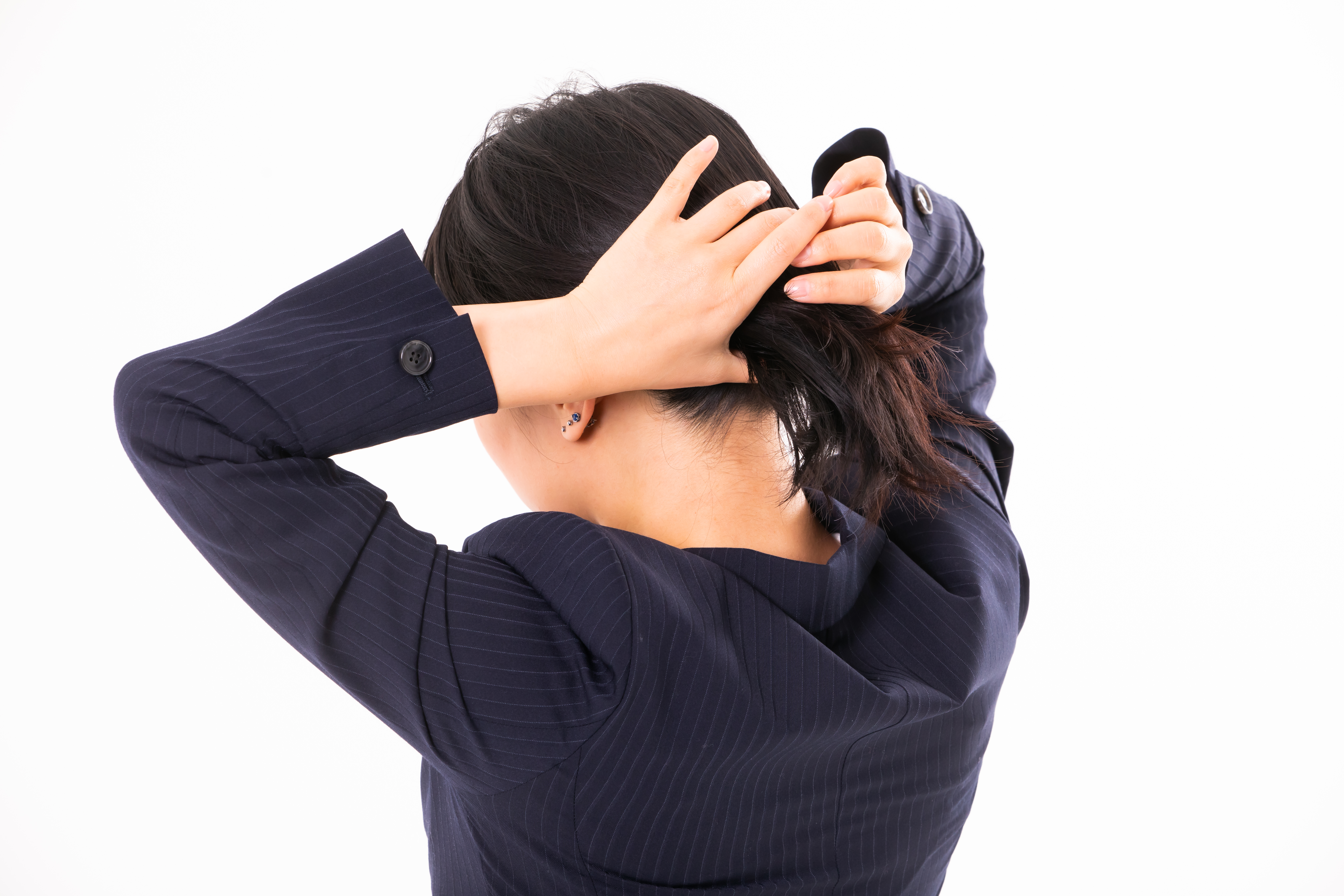 後ろ髪をひとつ結びする女性の写真素材 ぱくたそ