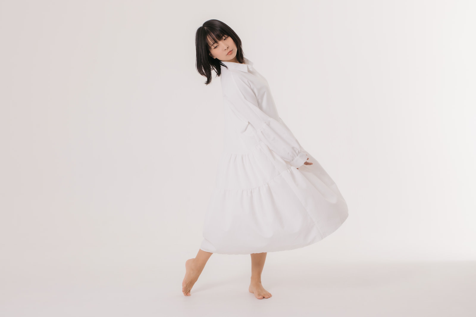 「左右に体を揺らすワンピース女子」の写真［モデル：にゃるる］