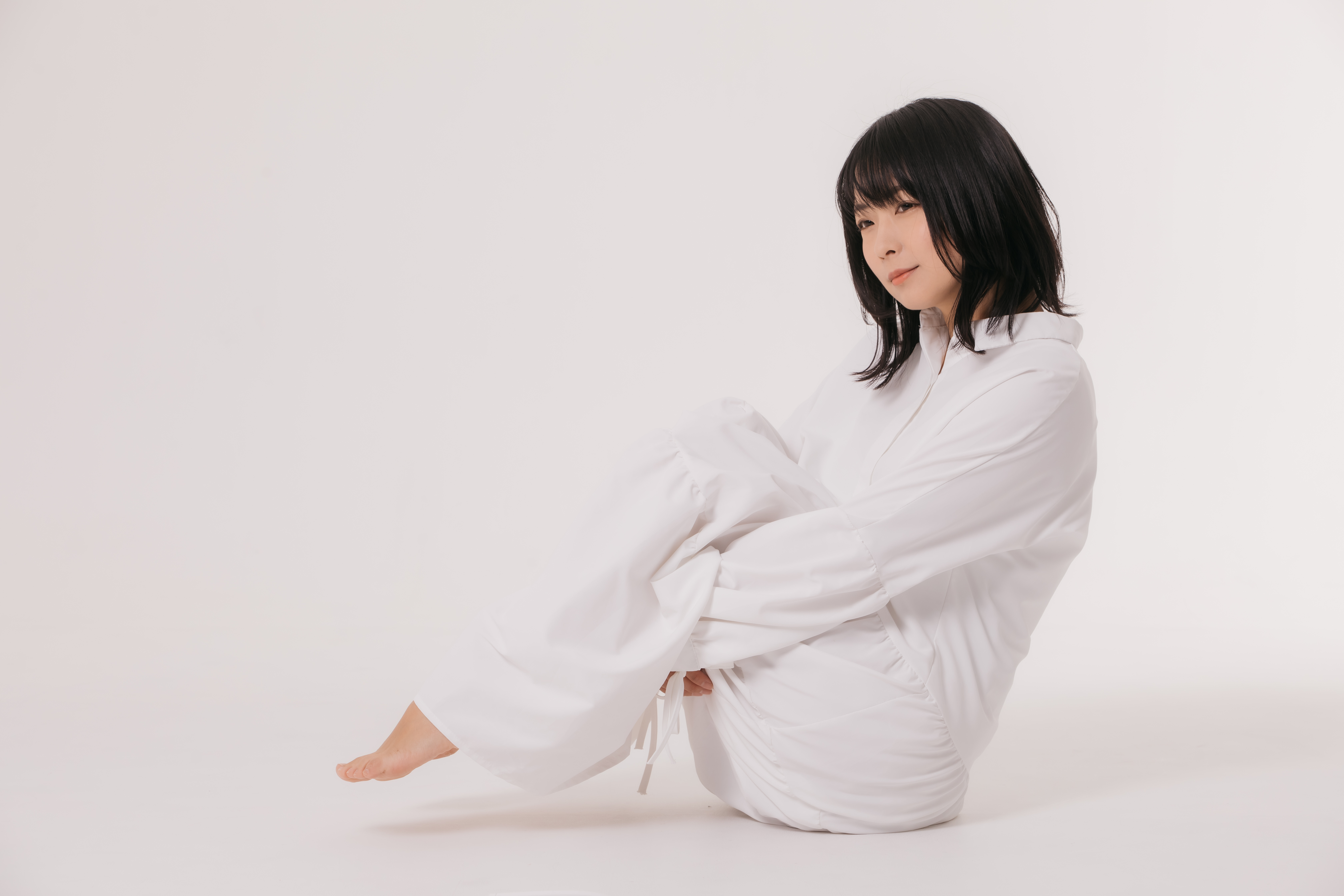 小山座りするワンピ女子の写真を無料ダウンロード フリー素材 ぱくたそ