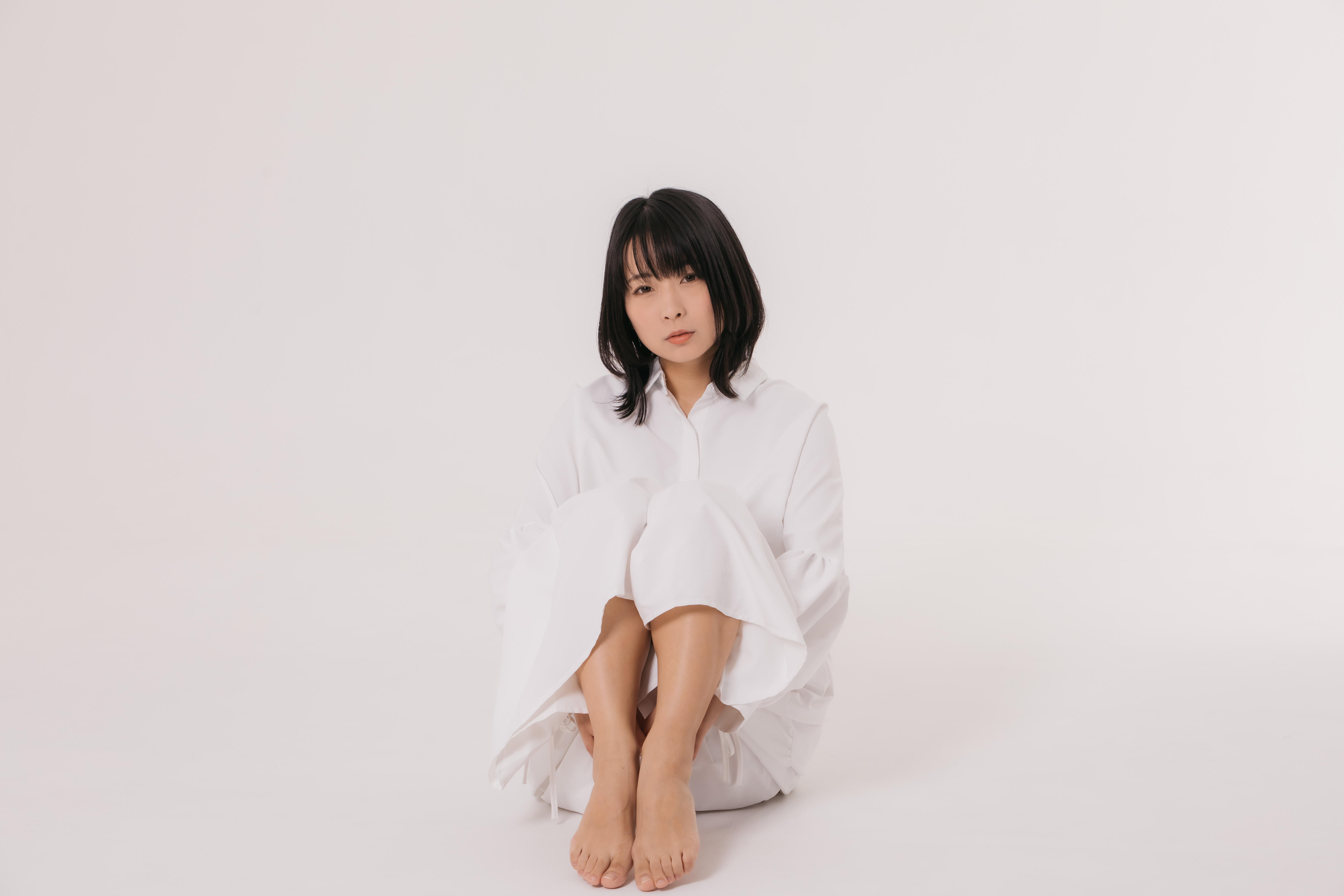 太腿を抱えて座る女性 正面 の写真素材 ぱくたそ
