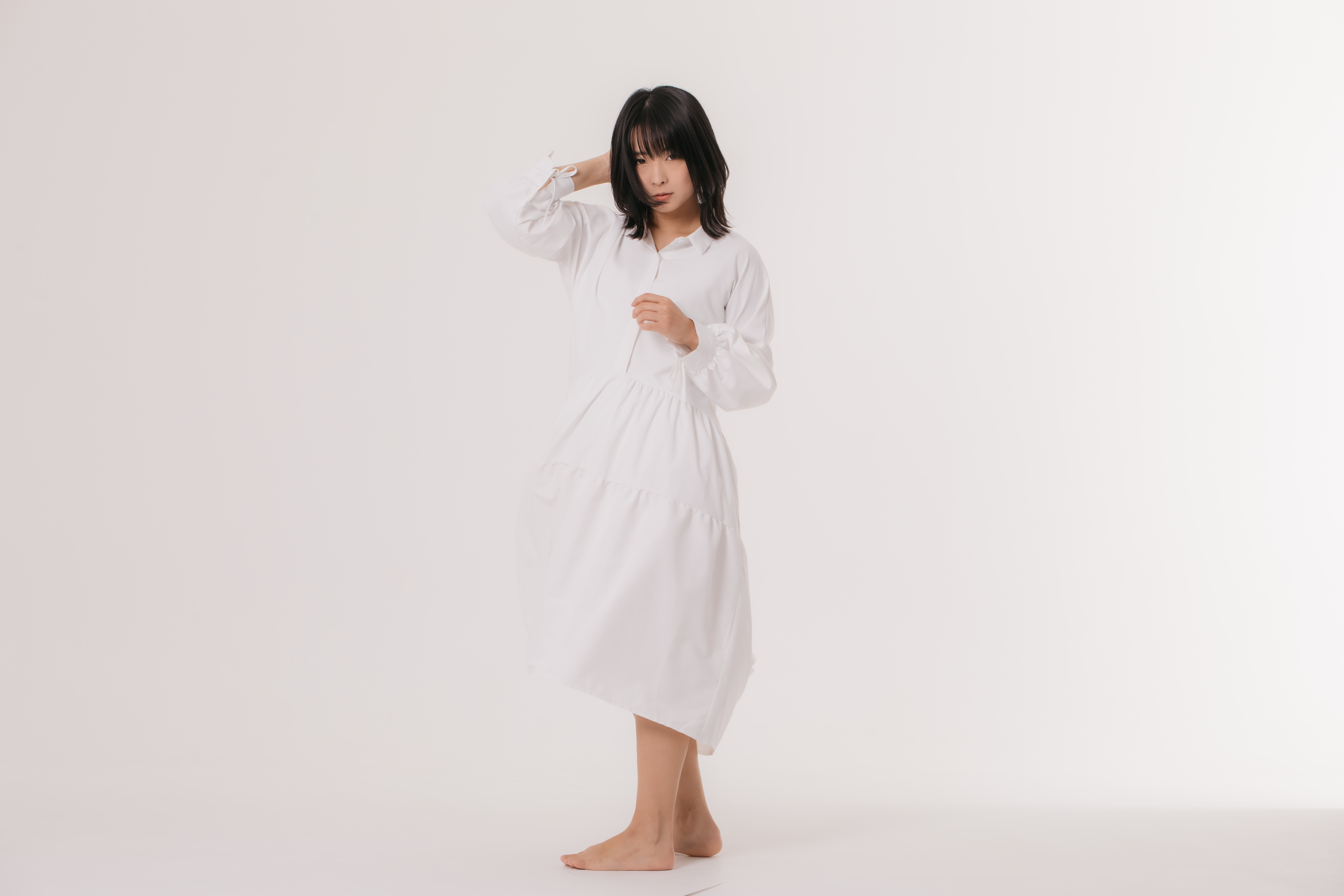 髪を押さえて振り返る女性モデルの写真を無料ダウンロード フリー素材 ぱくたそ